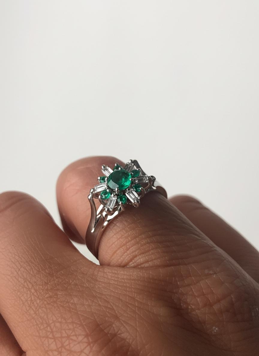 Contemporain Bague cocktail en diamants et émeraude naturelle colombienne ronde de 1,50 carat en vente
