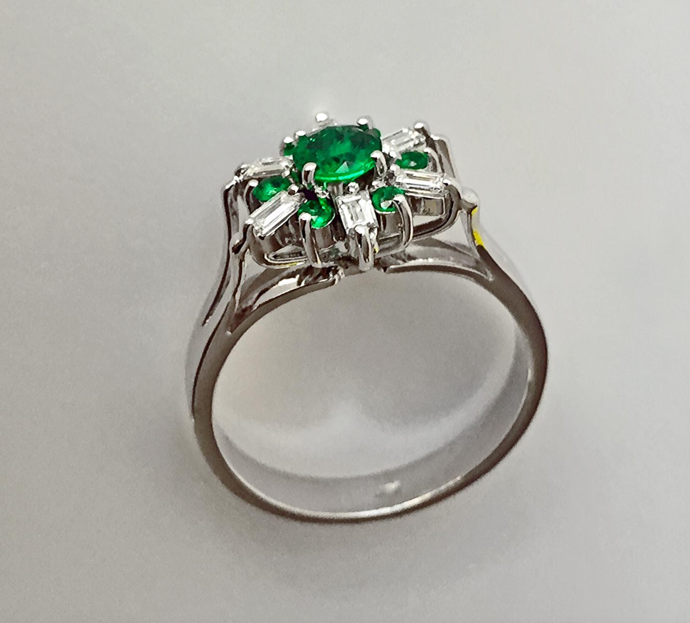 1.50 Carat Round Natural Colombian Emerald Diamond Cocktail Ring For Sale 3