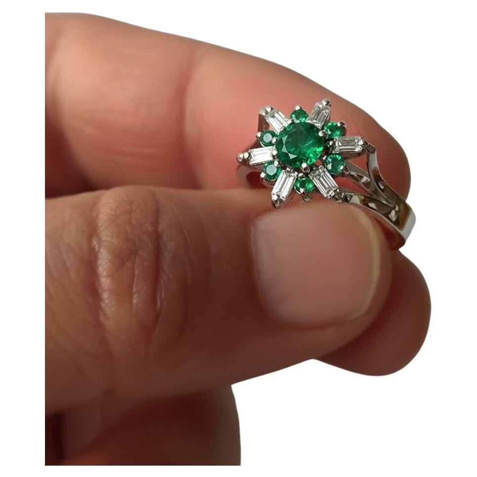 1.bague cocktail Art Déco en or blanc 18K avec émeraude colombienne ronde naturelle 50 CT et diamants

Composition : or blanc 18K
Pierre primaire : Emeraude naturelle de Colombie AAA+
Forme ou coupe : Coupe ronde 
Couleur moyenne : AAA+ Beau naturel