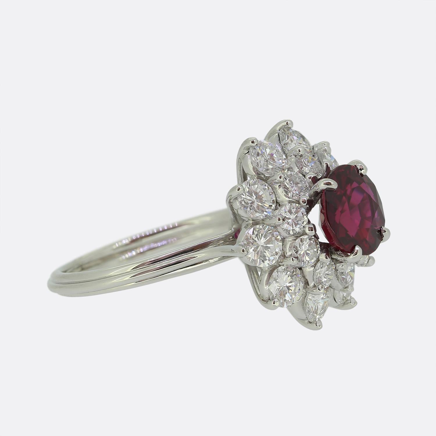 1.50 Karat Rubin und Diamant-Cluster-Ring (Brillantschliff) im Angebot