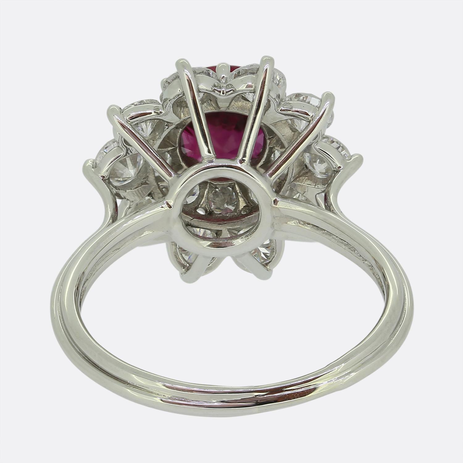 1.50 Karat Rubin und Diamant-Cluster-Ring im Zustand „Gut“ im Angebot in London, GB