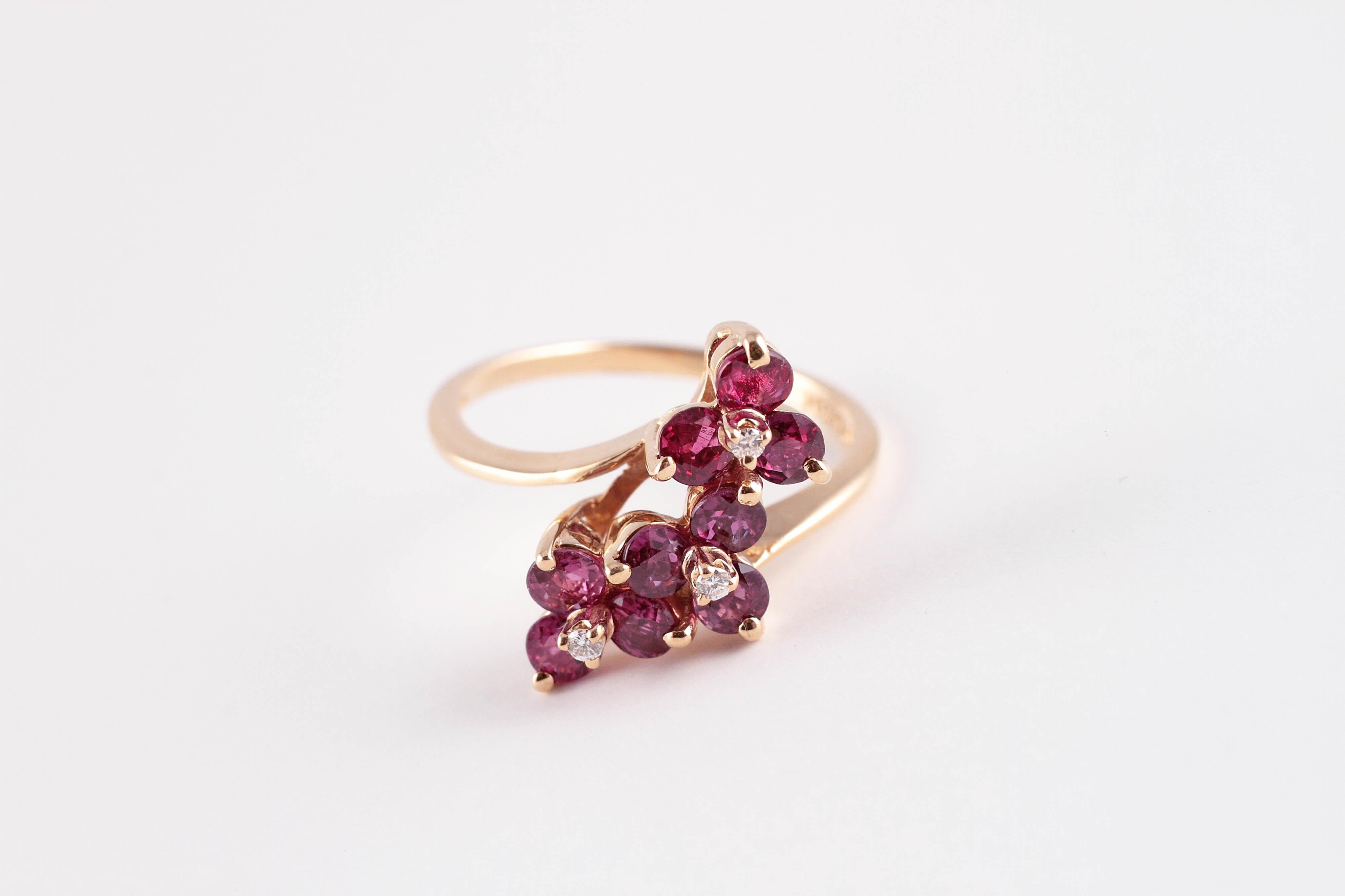 Round Cut 1.50 Carat Ruby Diamond Ring For Sale