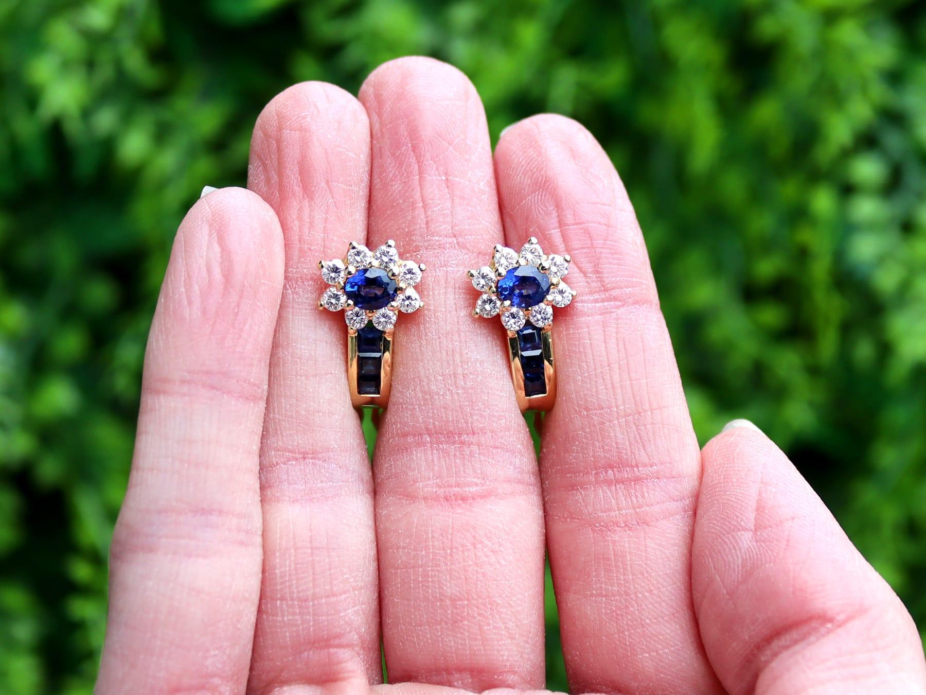 Une belle et impressionnante paire de boucles d'oreilles vintage en saphir de 1,50 carat et diamant de 0,68 carat, en or jaune 18 carats ; faisant partie de notre collection variée de bijoux vintage en saphir.

Ces fines et impressionnantes boucles