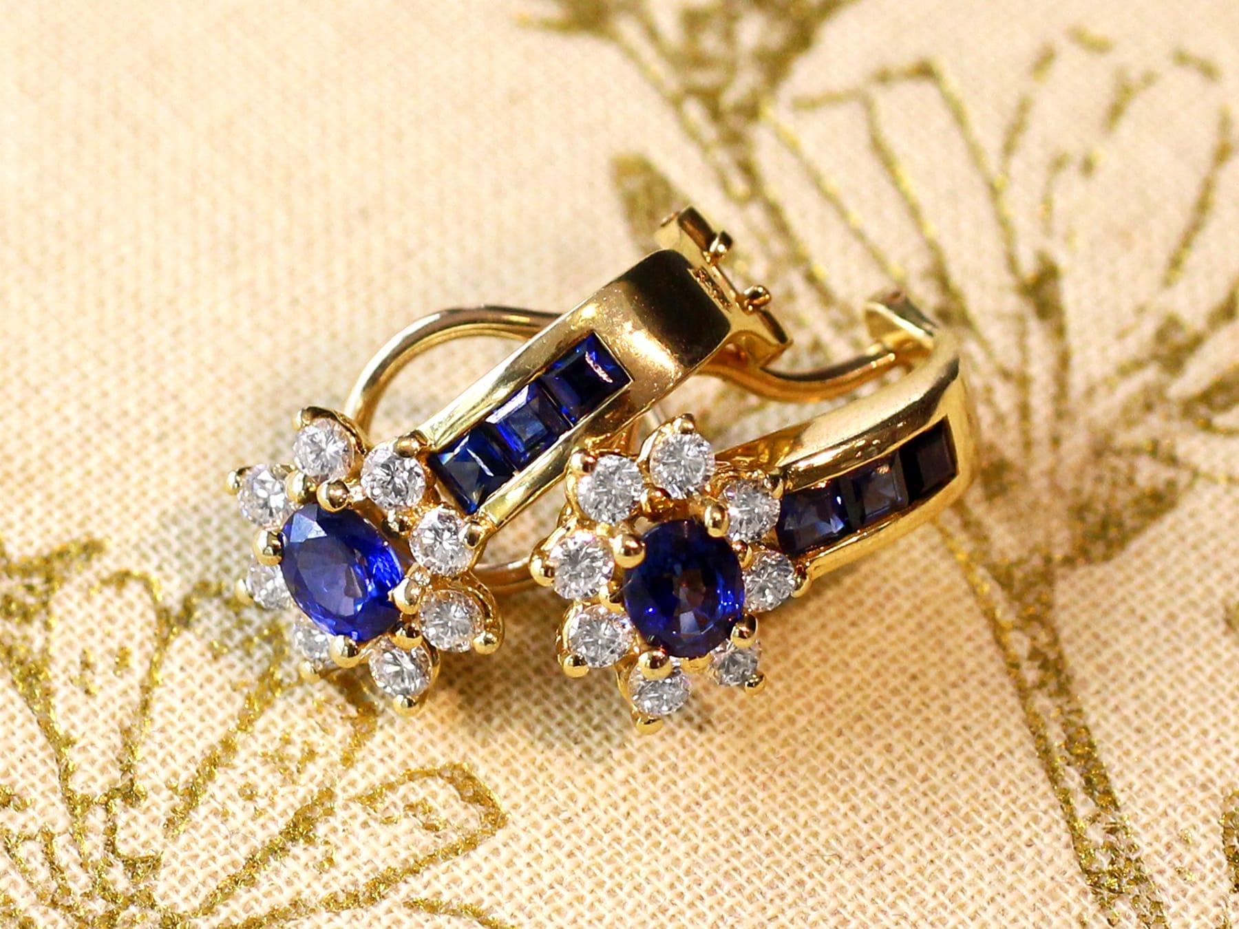 Taille mixte Boucles d'oreilles en or jaune 18 carats avec saphirs de 1,50 carat et diamants de 0,68 carat, c. 1980 en vente