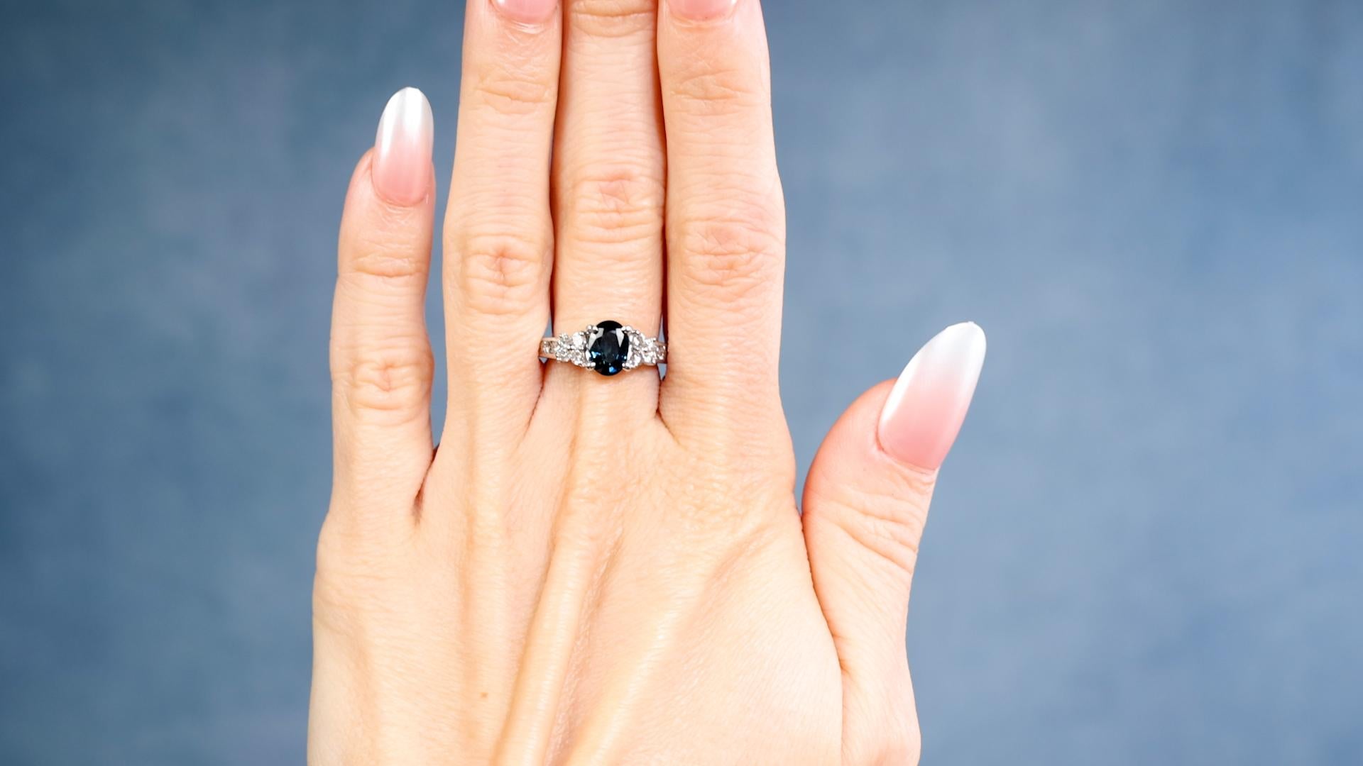 Ein 1,50 Karat Saphir-Diamant-Platin-Ring. Mit einem ovalen Saphir im Mischschliff von 1.50 Karat. Akzentuiert durch 12 runde Diamanten im Brillantschliff mit einem Gesamtgewicht von 0,48 Karat, eingestuft in Farbe I-J, Reinheit VS-SI. Gefertigt aus
