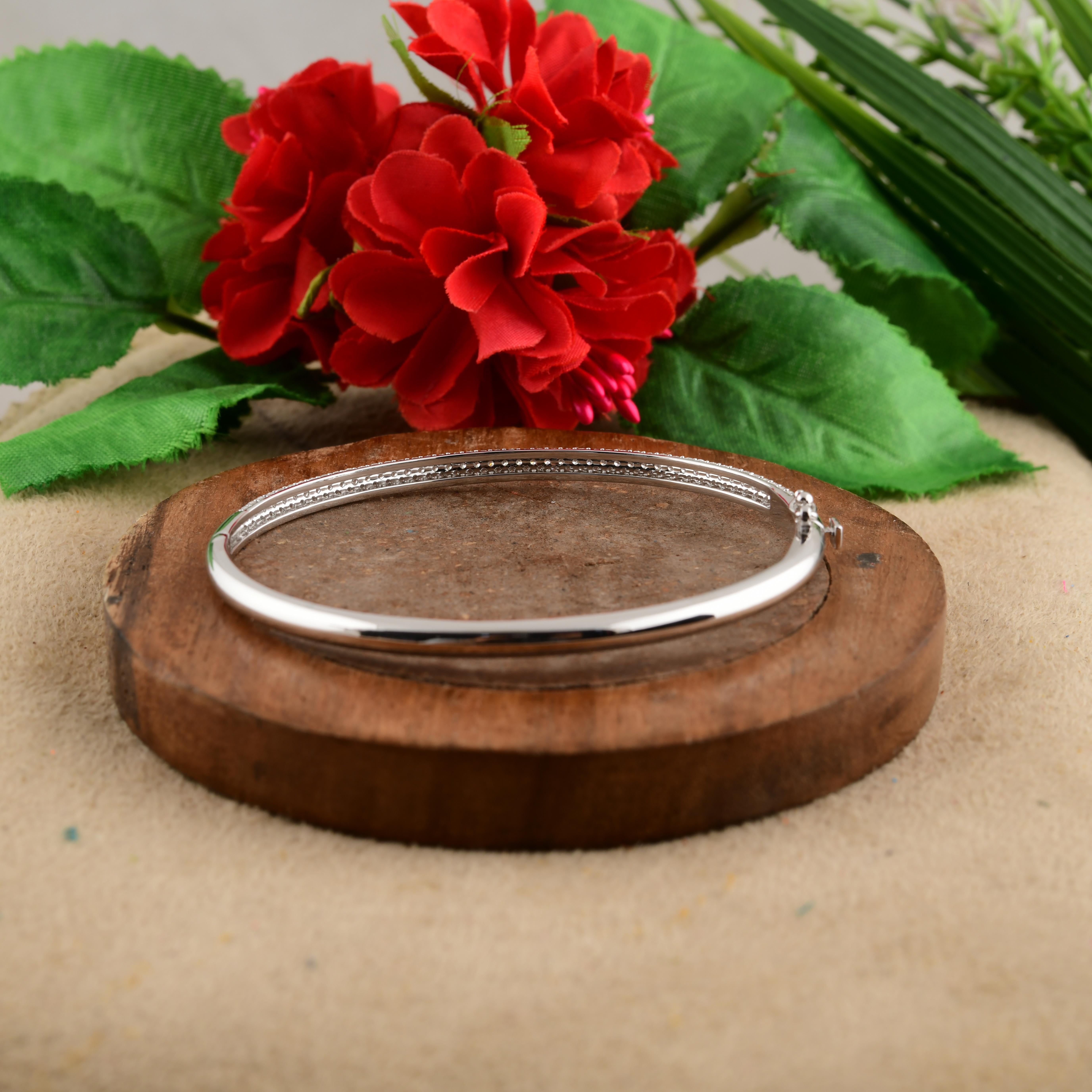 1.50 Carat SI/H Round Diamond Bangle Bracelet 14 Karat White Gold Jewelry In New Condition For Sale In Diera, Dubai