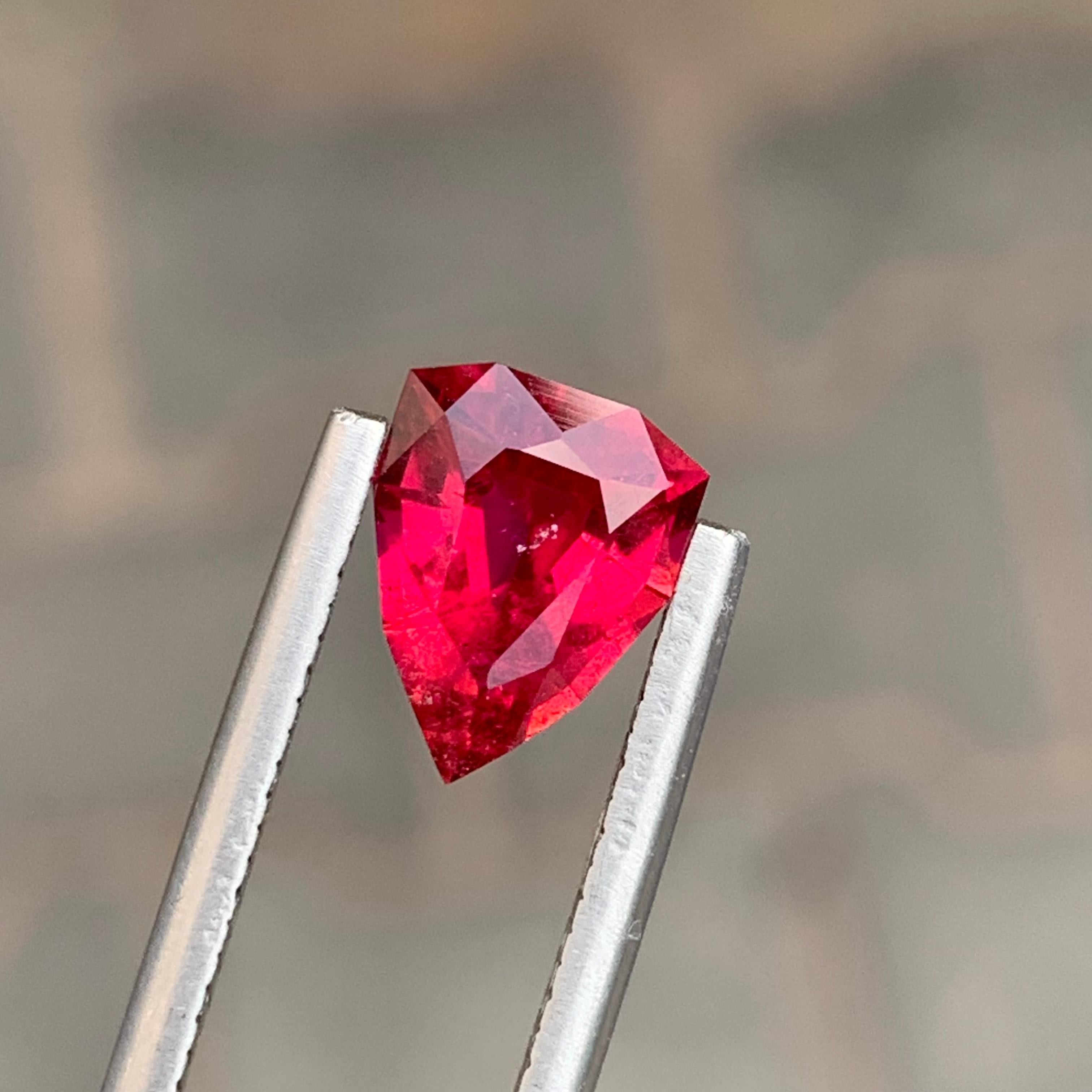 1,50 Carati Splendida tormalina rubellite sciolta con taglio a scudo per collana in vendita 4