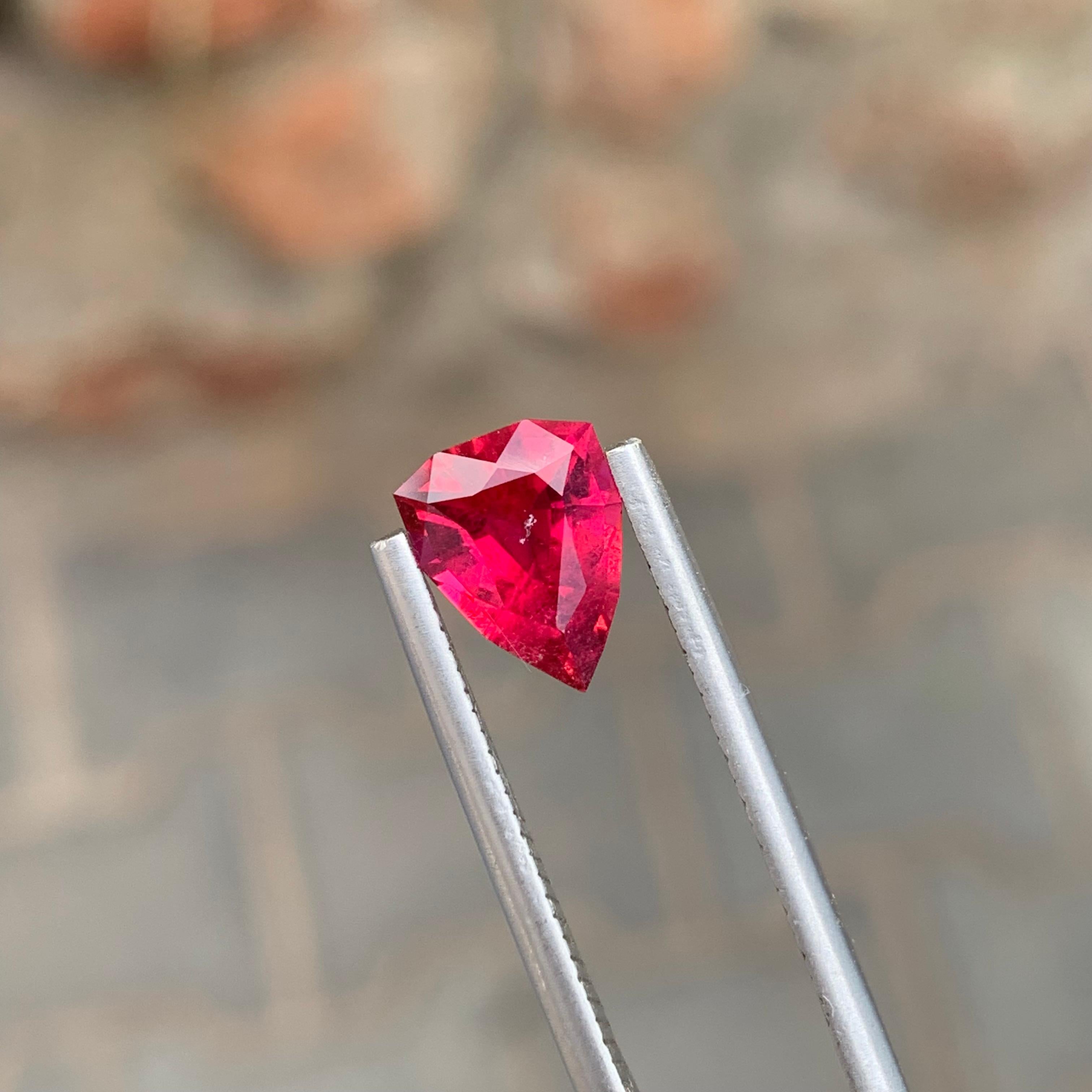 Tormalina rubellite sfusa

Peso: 1,50 carati
Dimensioni: 9,2 x 7 x 4,3 mm
Origine: Afghanistan
Forma: Scudo 
Colore: rosa
Certificato: Su richiesta

La tormalina rubellite, spesso considerata la 