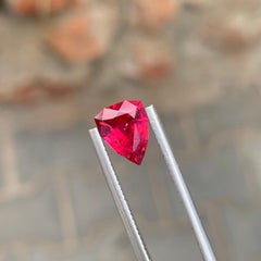 Magnifique tourmaline rubellite taille bouclier de 1,50 carat pour collier