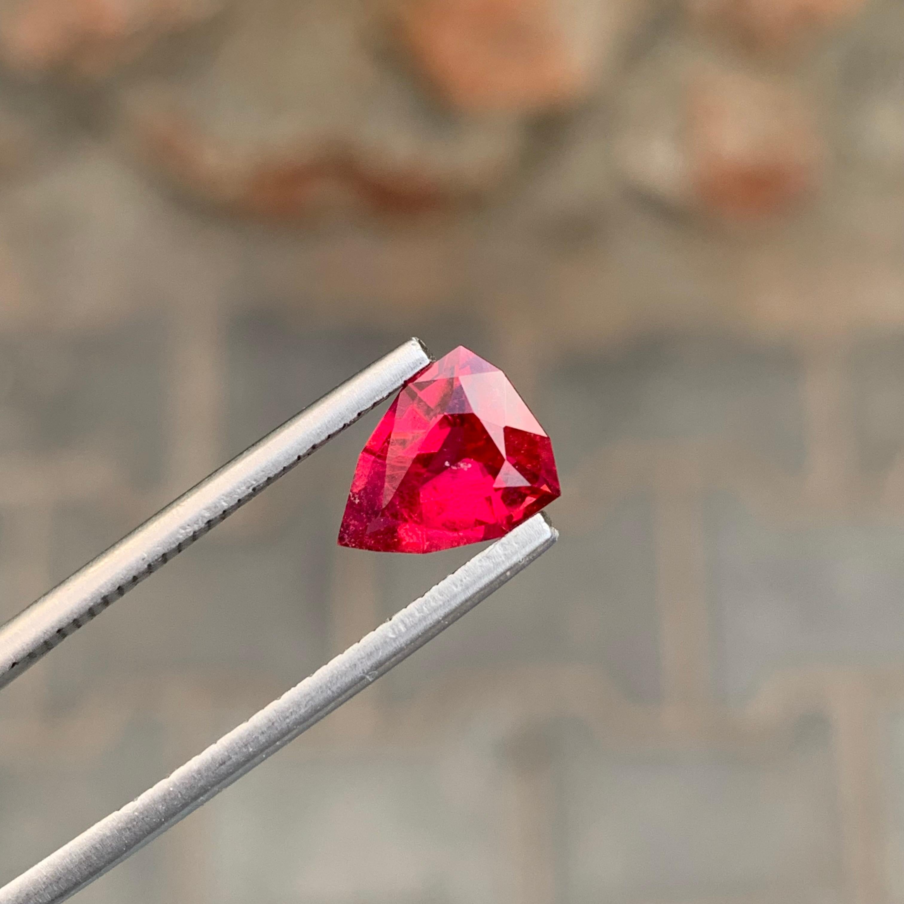 Arts and Crafts 1,50 Carati Splendida tormalina rubellite sciolta con taglio a scudo per collana in vendita