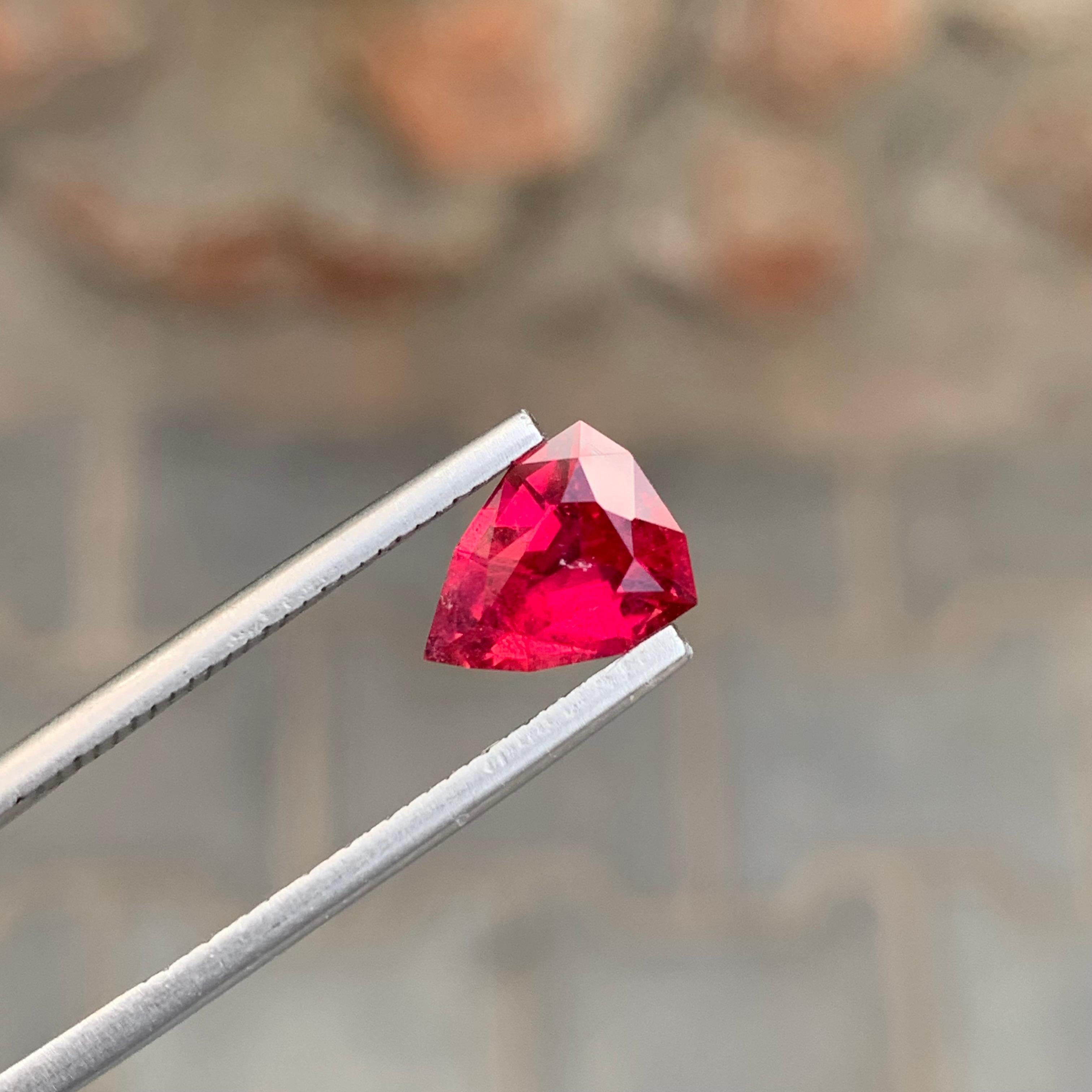 Scudo 1,50 Carati Splendida tormalina rubellite sciolta con taglio a scudo per collana in vendita