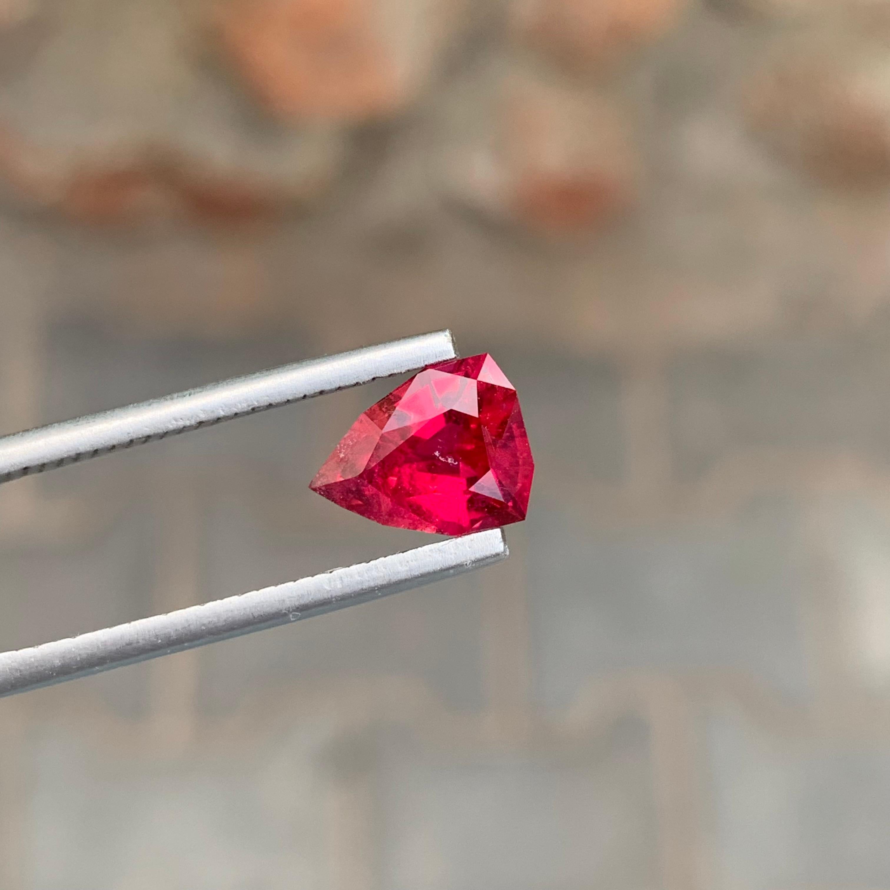 1,50 Carati Splendida tormalina rubellite sciolta con taglio a scudo per collana In condizioni Nuovo in vendita a Peshawar, PK