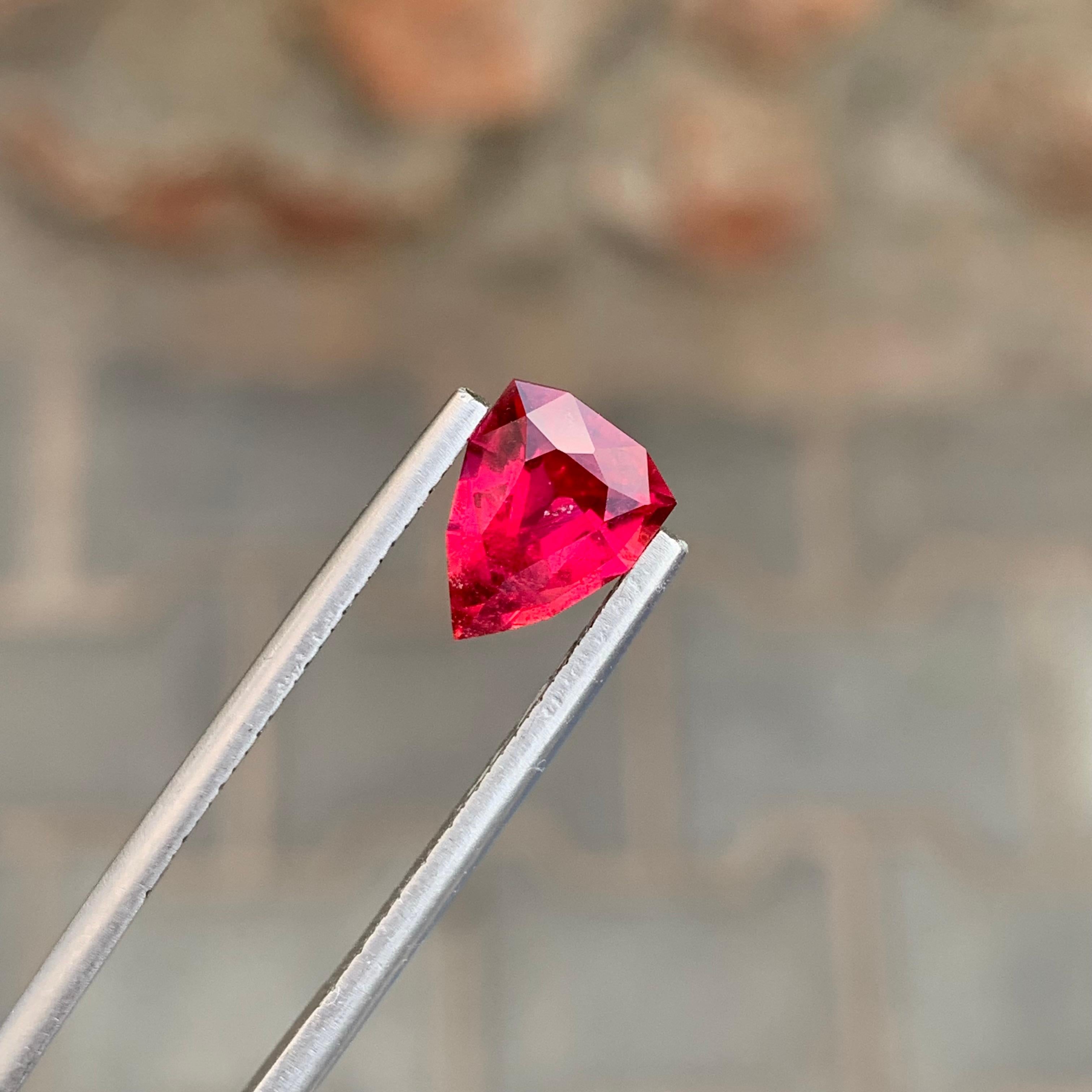 da uomo o donna 1,50 Carati Splendida tormalina rubellite sciolta con taglio a scudo per collana in vendita