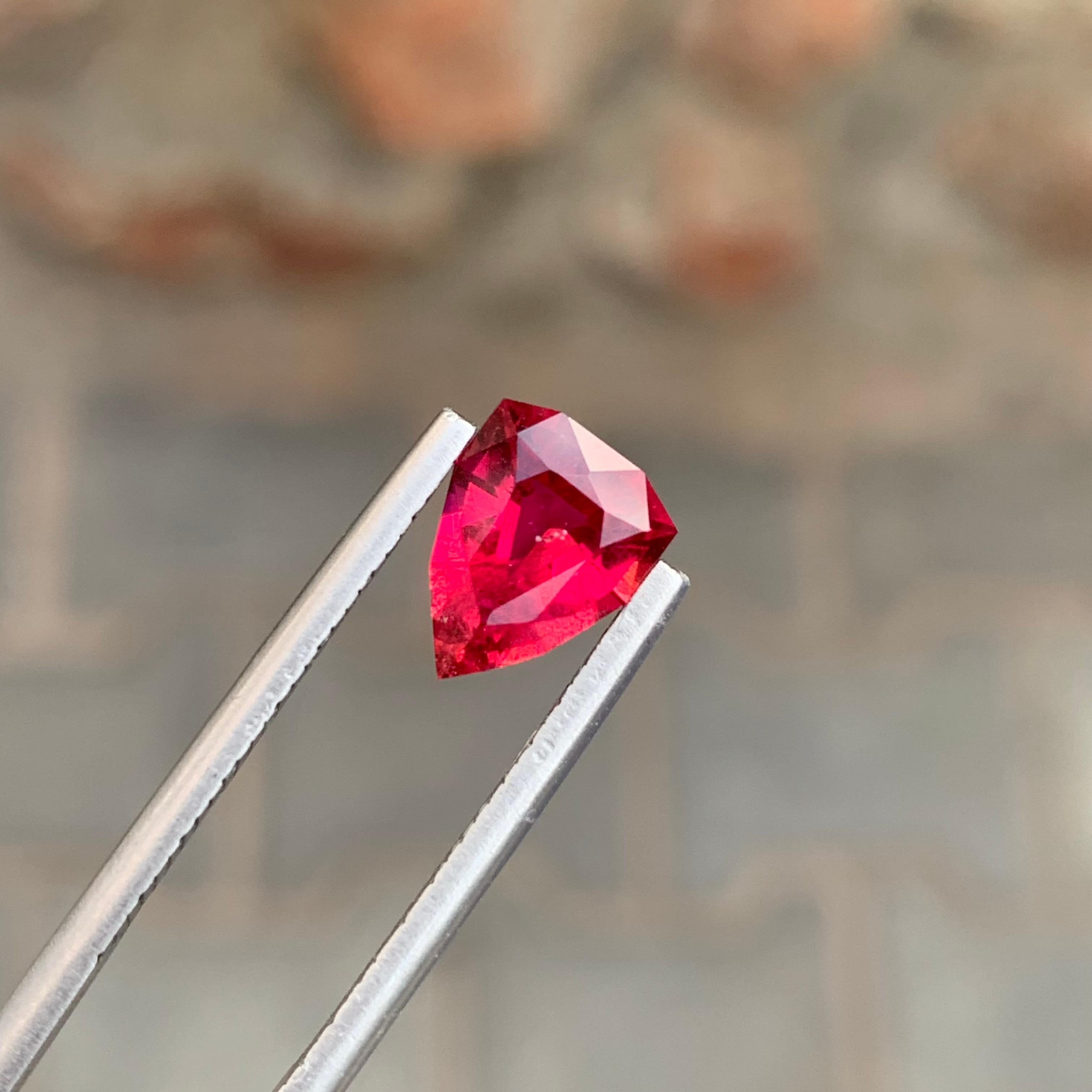 1,50 Carati Splendida tormalina rubellite sciolta con taglio a scudo per collana in vendita 1