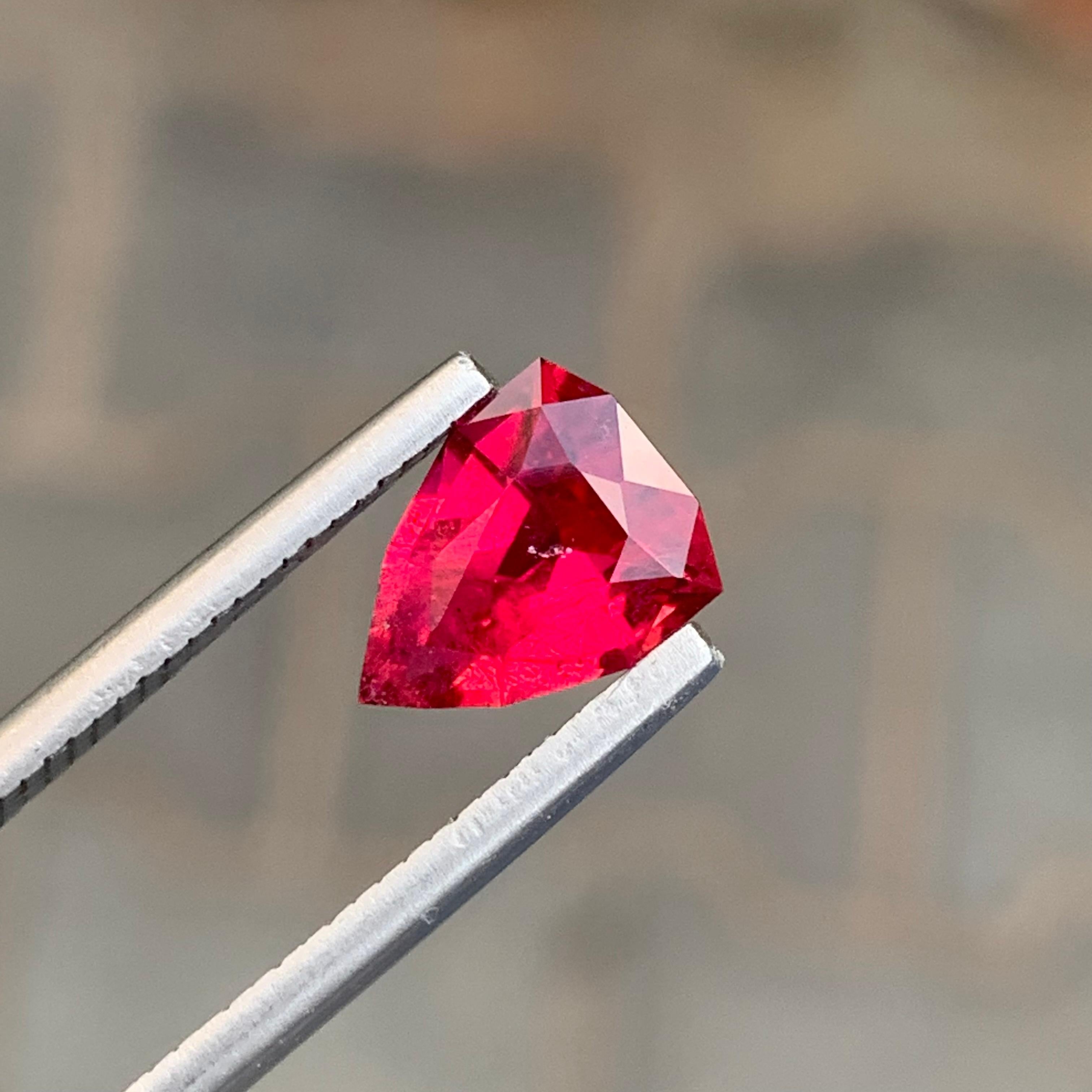 1,50 Carati Splendida tormalina rubellite sciolta con taglio a scudo per collana in vendita 3