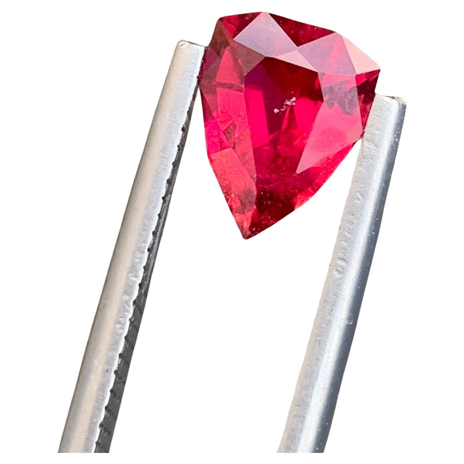 1,50 Carati Splendida tormalina rubellite sciolta con taglio a scudo per collana in vendita
