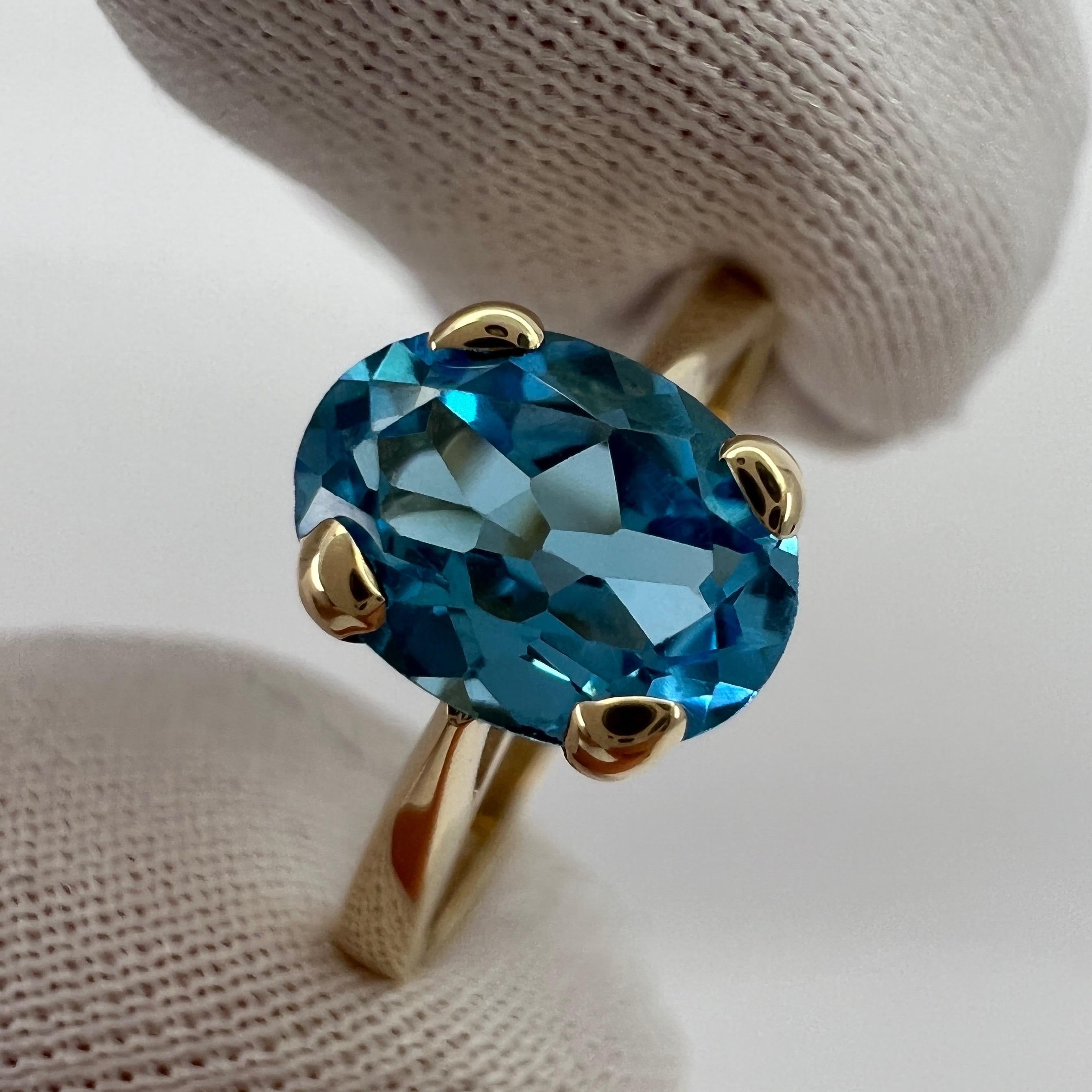 Taille ovale Bague solitaire en or jaune taille ovale avec topaze bleue suisse de 1,50 carat en vente