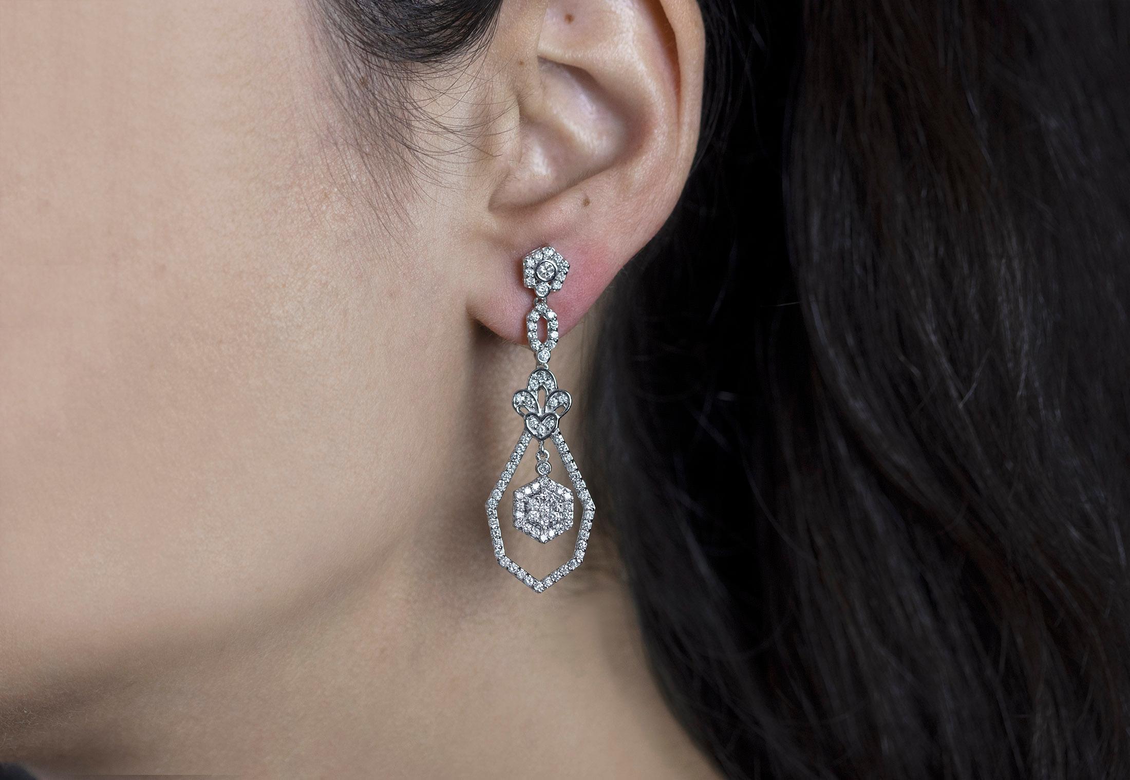 Taille ronde Boucles d'oreilles pendantes Chandelier en diamants ronds de 1,50 carat total en vente