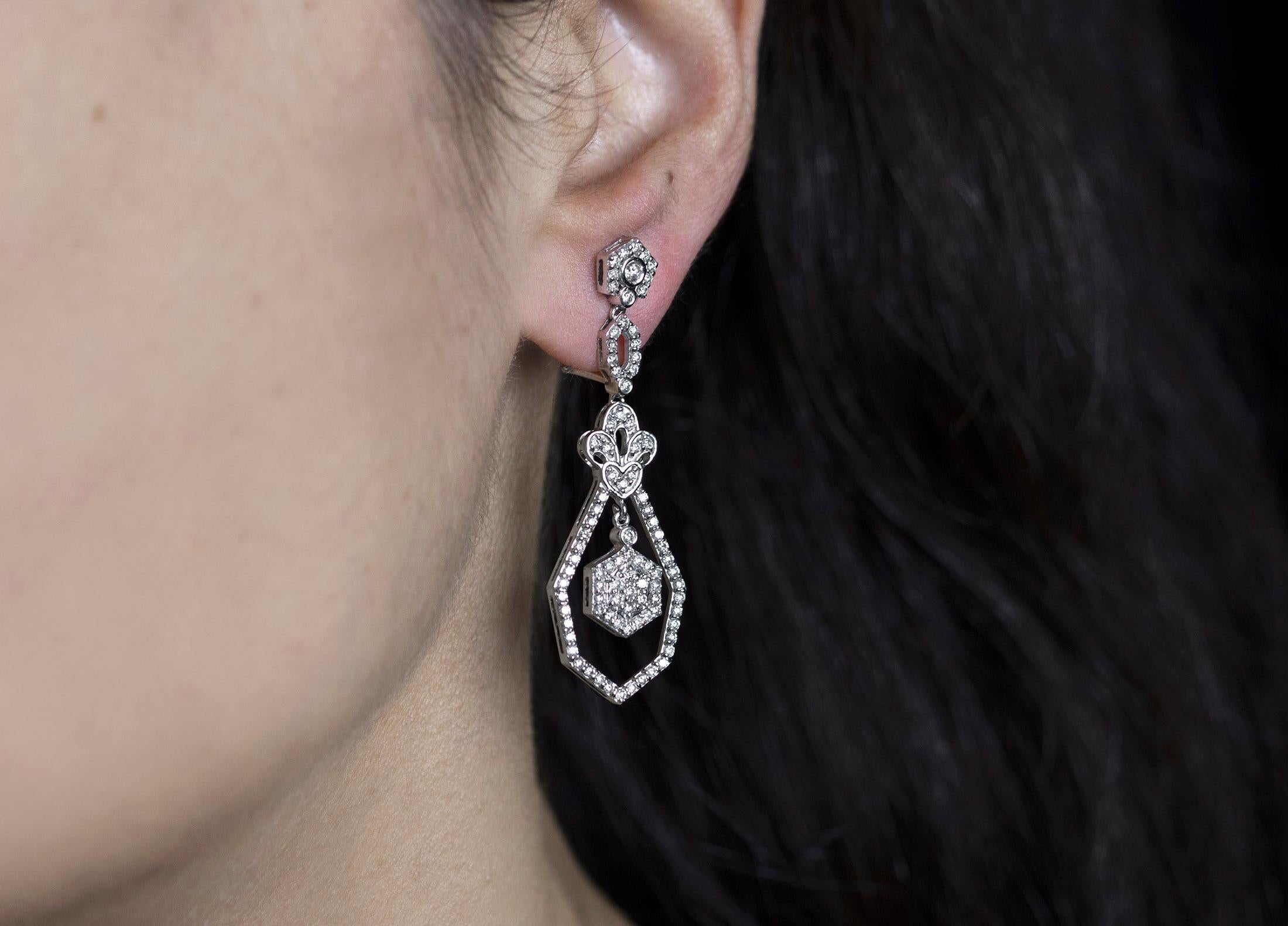 Boucles d'oreilles pendantes Chandelier en diamants ronds de 1,50 carat total Bon état - En vente à New York, NY