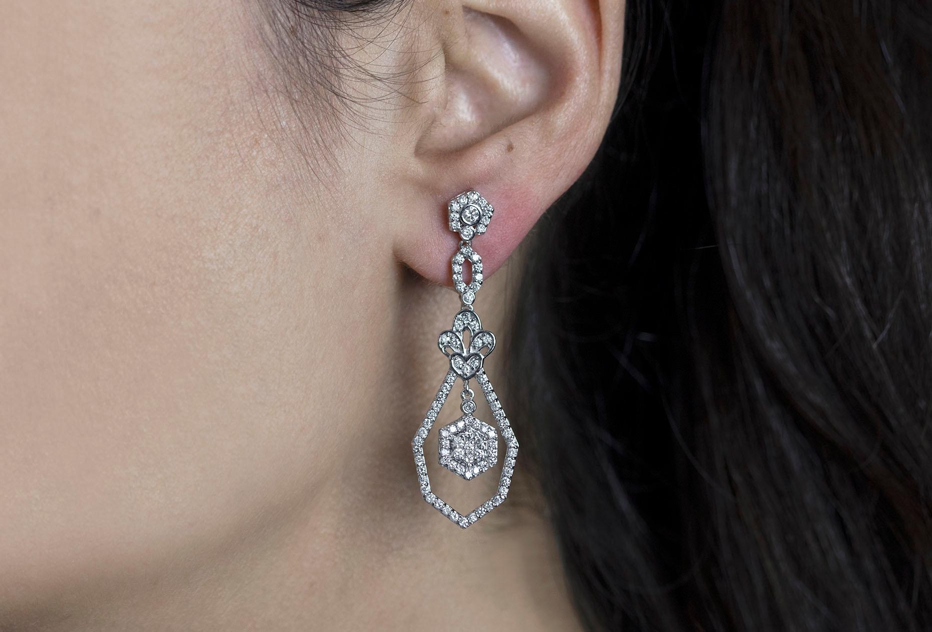Boucles d'oreilles pendantes Chandelier en diamants ronds de 1,50 carat total Pour femmes en vente