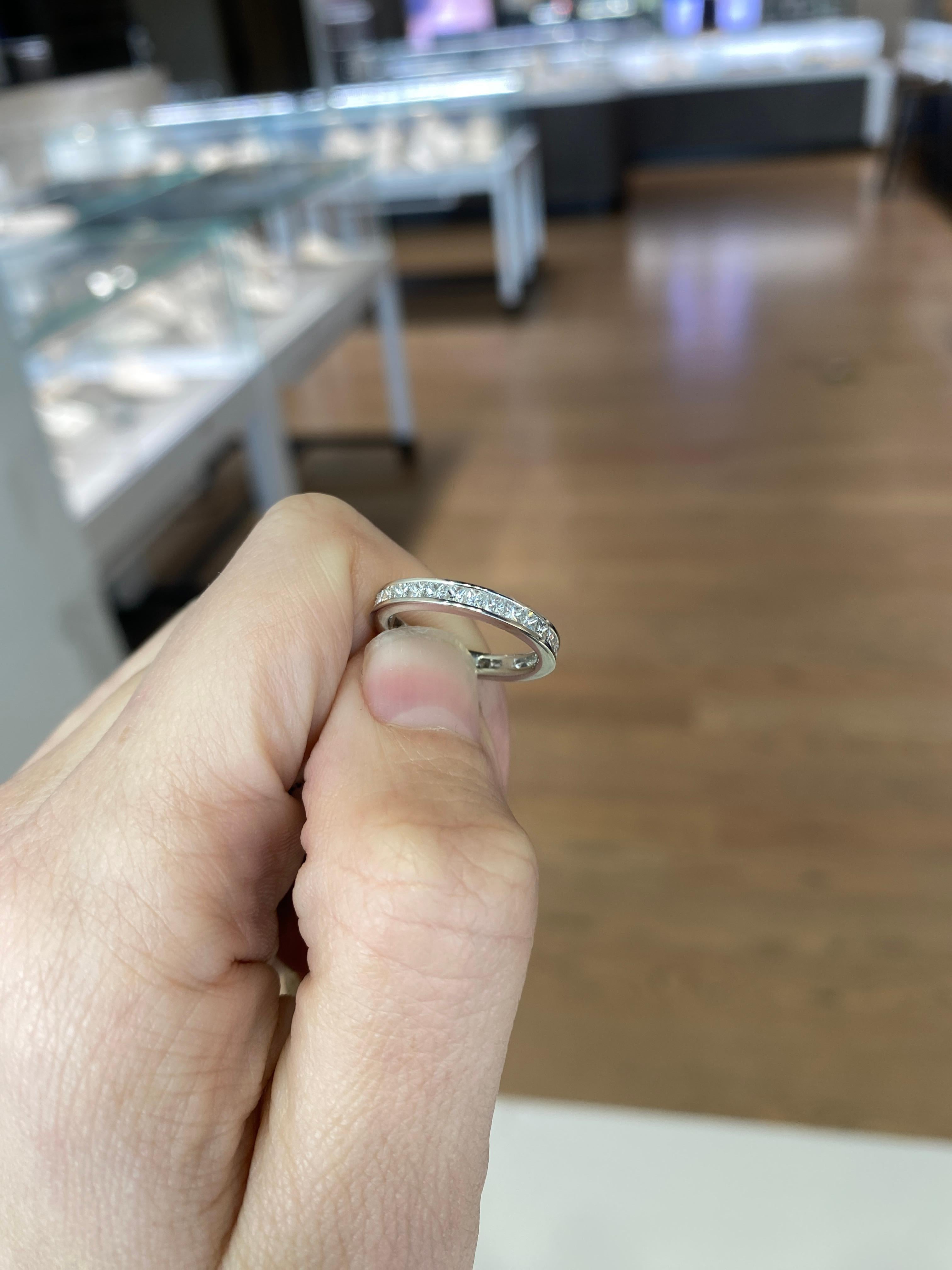 1,50 Karat Gesamtgewicht Prinzessinnenschliff Diamant Platin Eternity-Ring  (Carréschliff) im Angebot