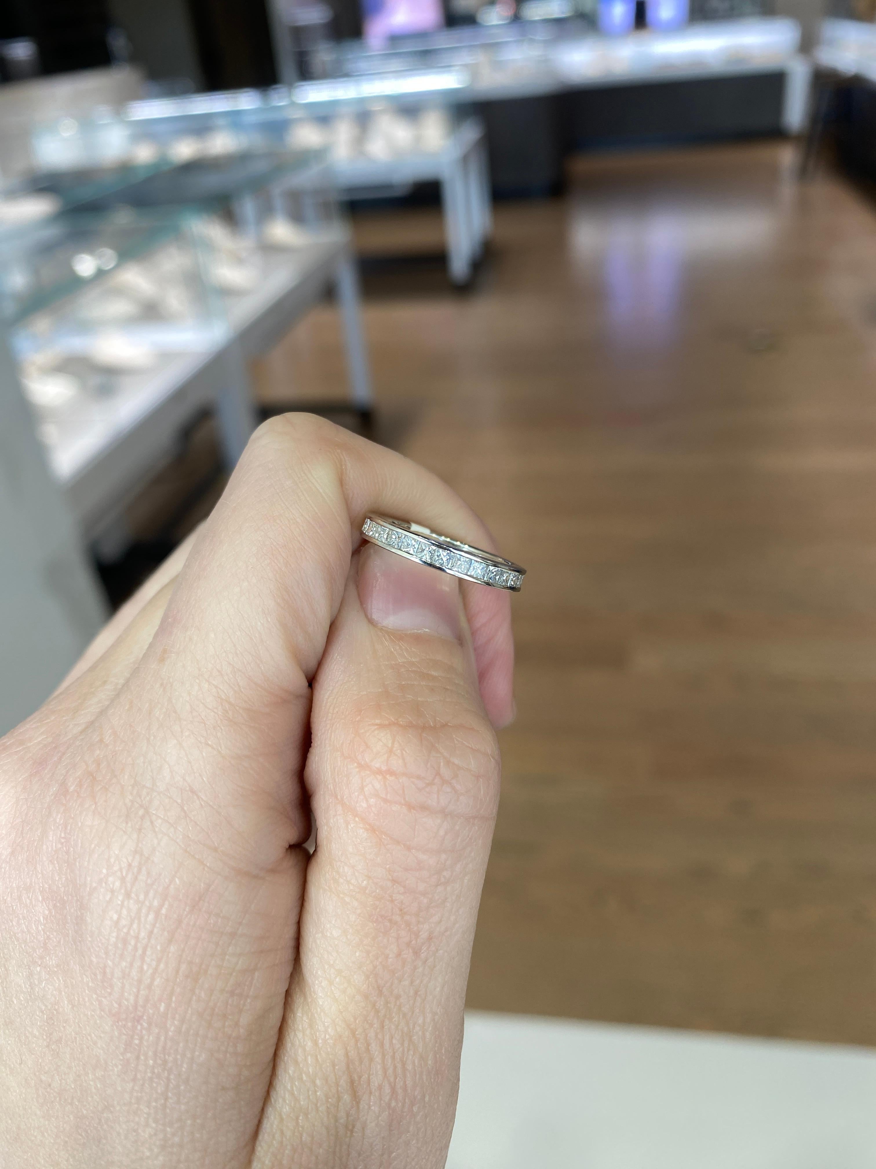 1,50 Karat Gesamtgewicht Prinzessinnenschliff Diamant Platin Eternity-Ring  im Zustand „Neu“ im Angebot in Houston, TX