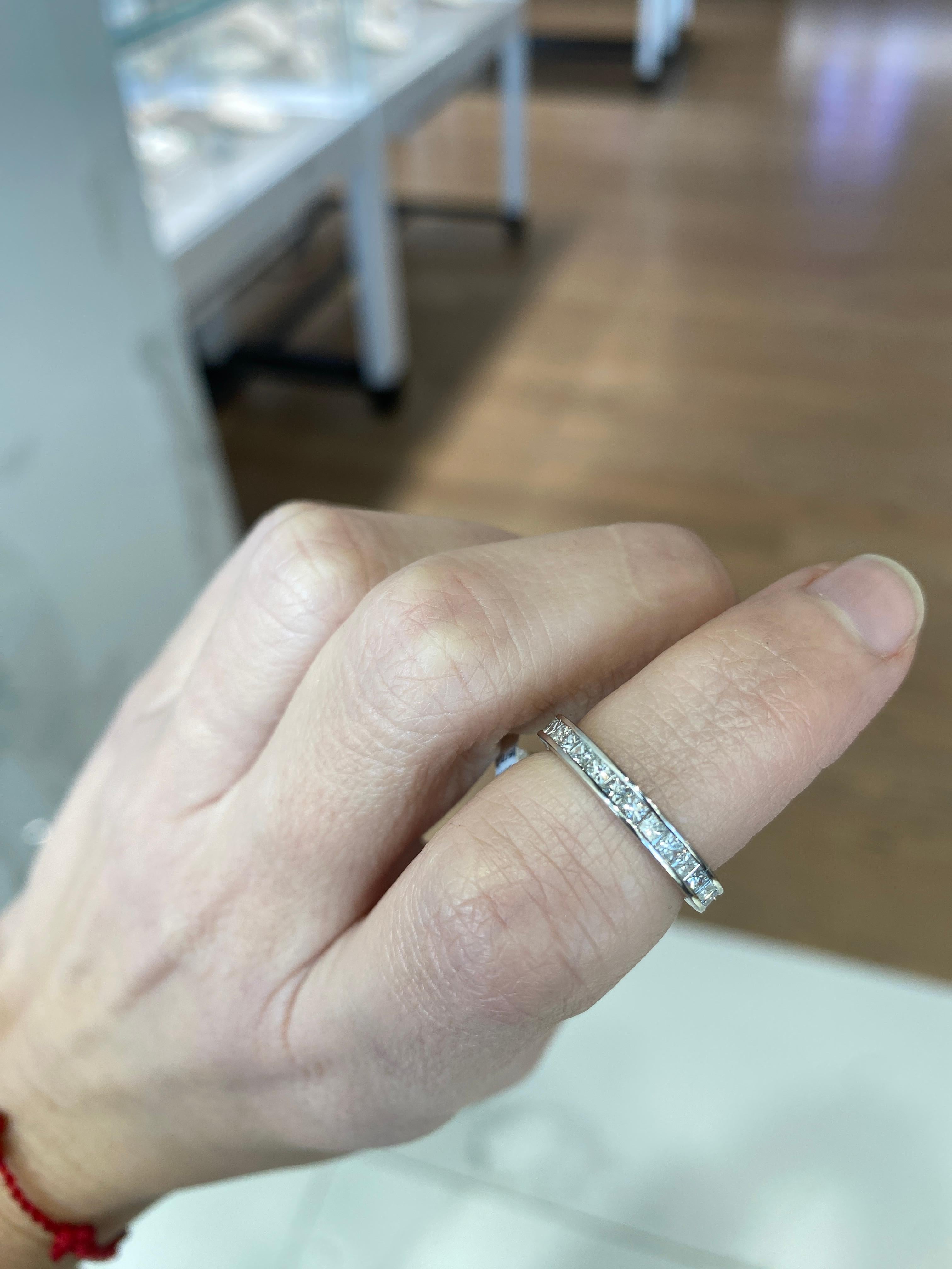 1,50 Karat Gesamtgewicht Prinzessinnenschliff Diamant Platin Eternity-Ring  für Damen oder Herren im Angebot