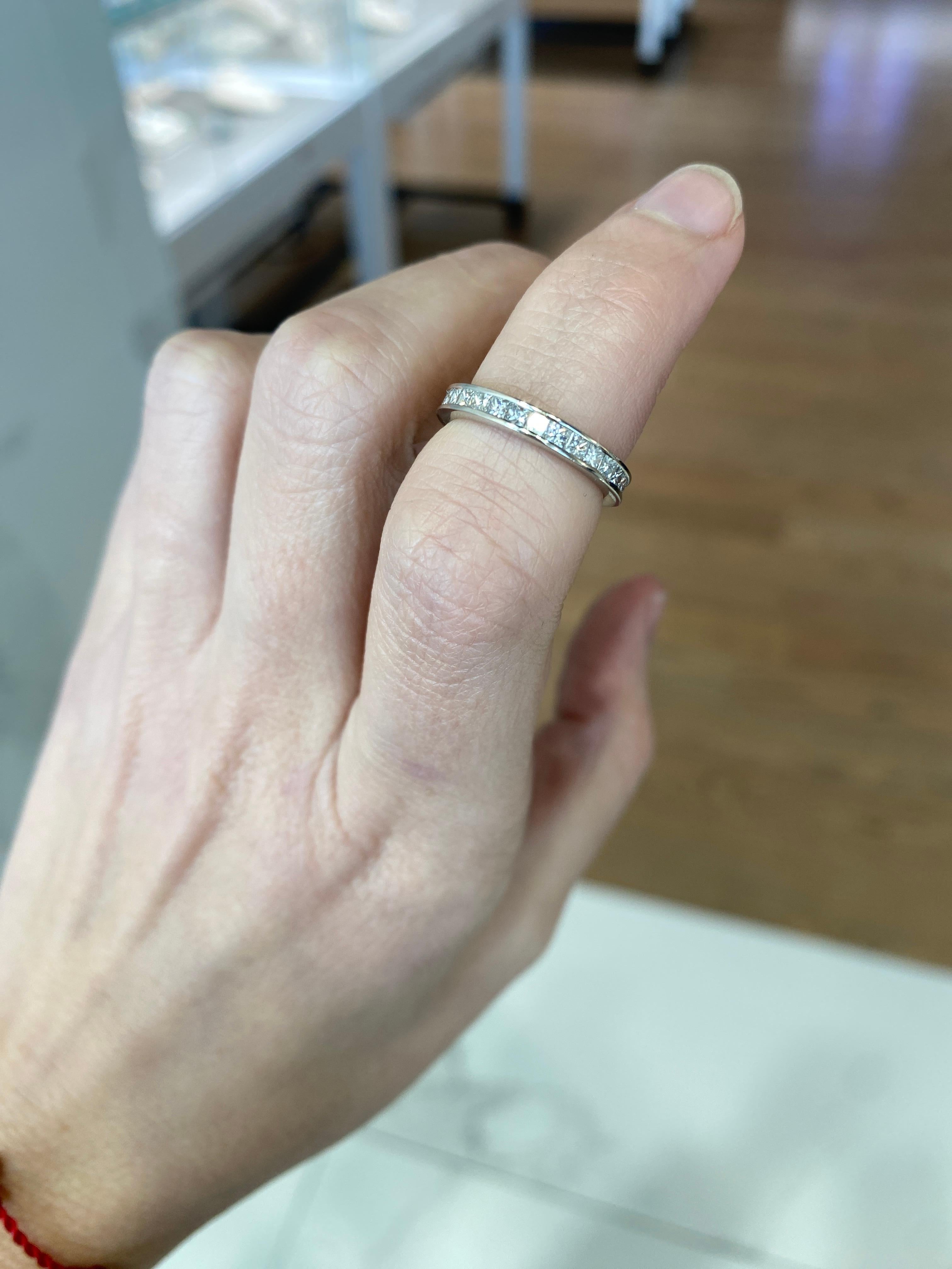 1,50 Karat Gesamtgewicht Prinzessinnenschliff Diamant Platin Eternity-Ring  im Angebot 1