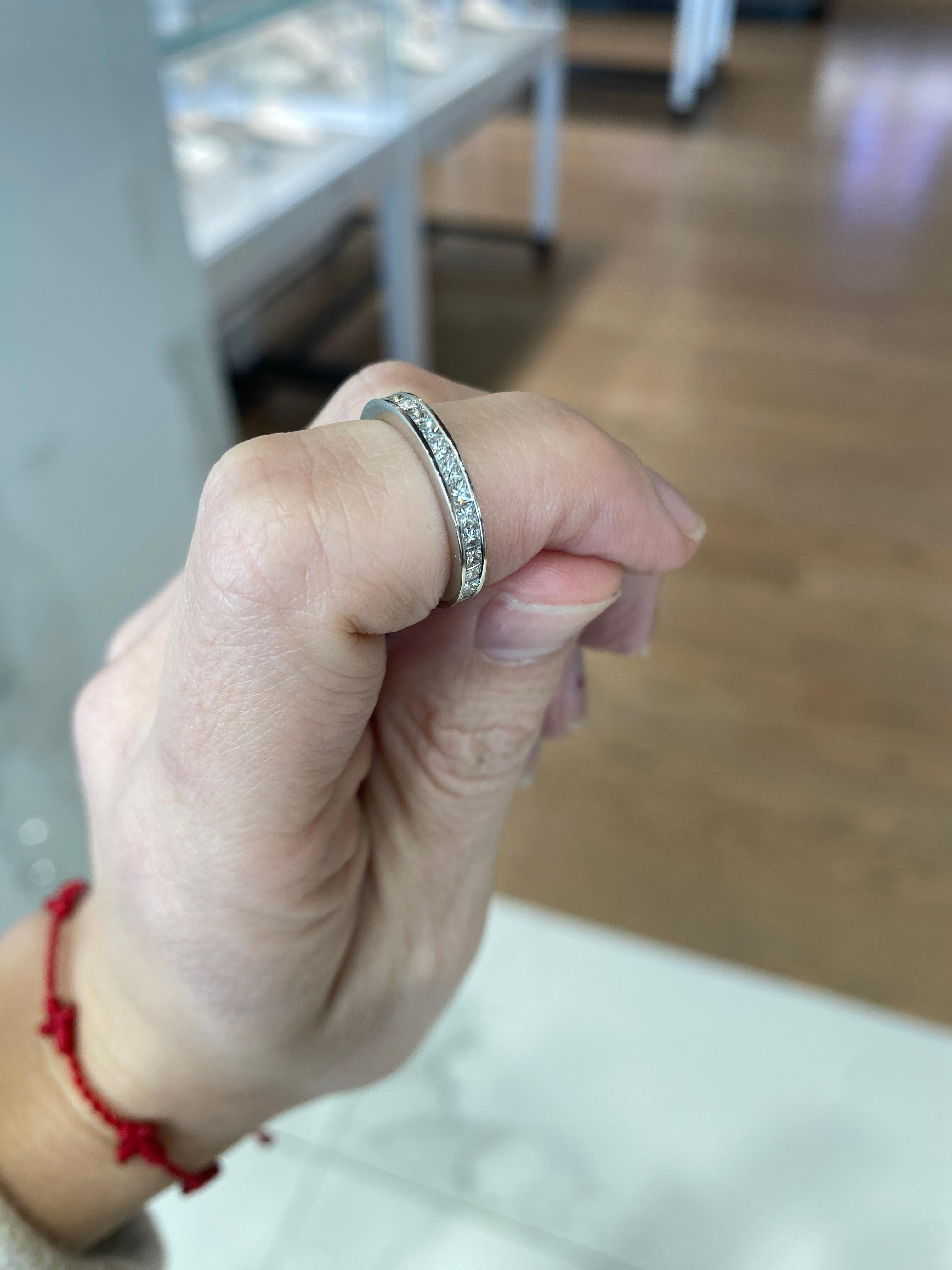 1,50 Karat Gesamtgewicht Prinzessinnenschliff Diamant Platin Eternity-Ring  im Angebot 2