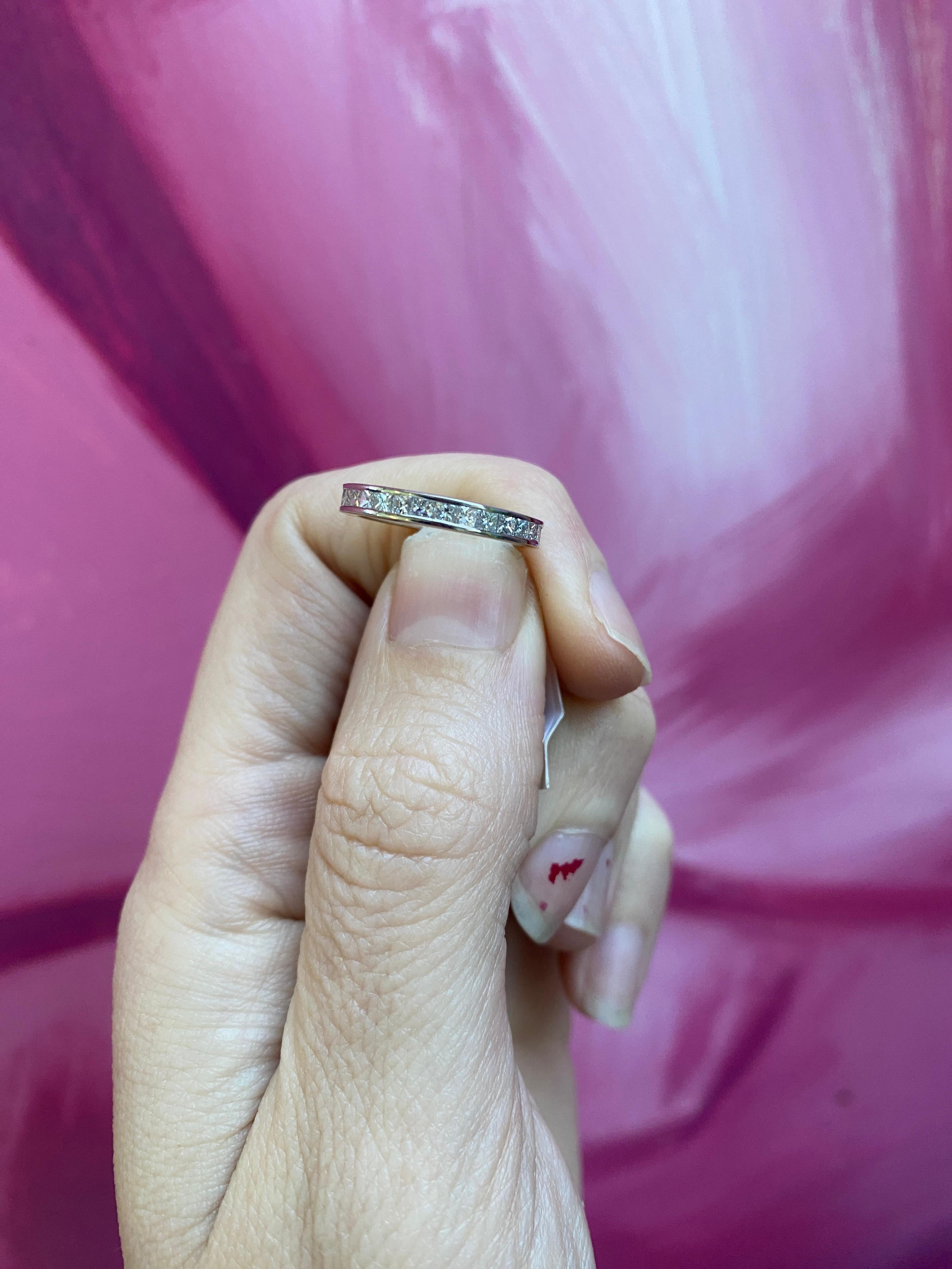 1,50 Karat Gesamtgewicht Prinzessinnenschliff Diamant Platin Eternity-Ring  im Angebot 3