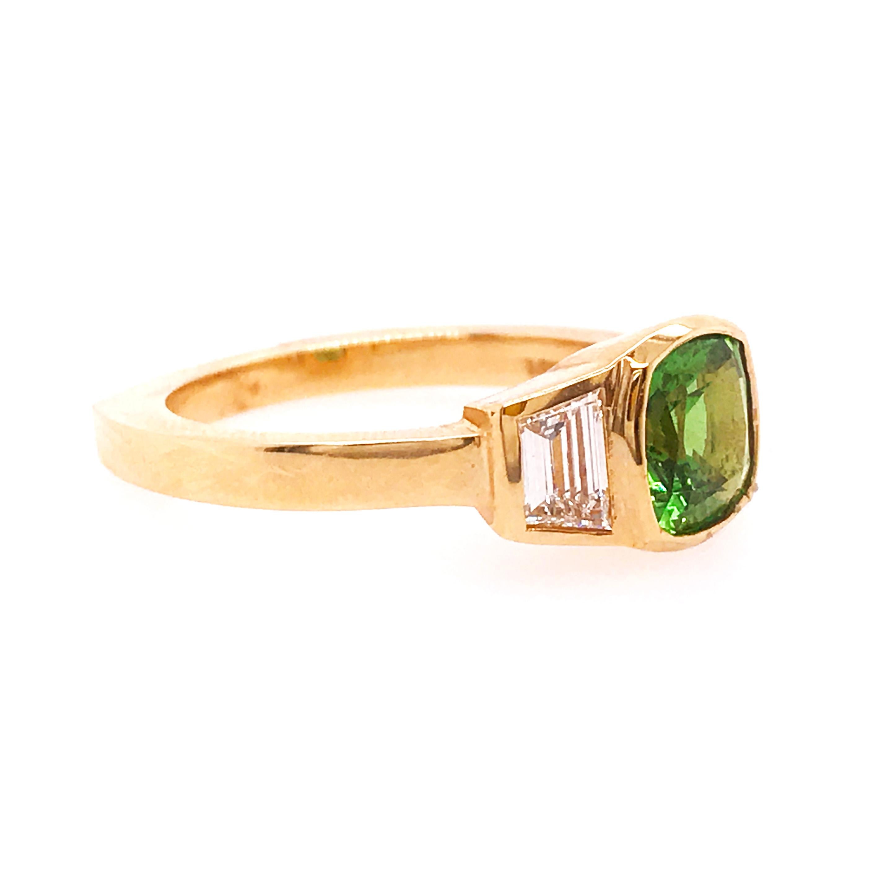 Moderne Bague à trois pierres personnalisée en grenat tsavorite de 1,50 carat, pierre précieuse et diamant de 0,50 carat en vente