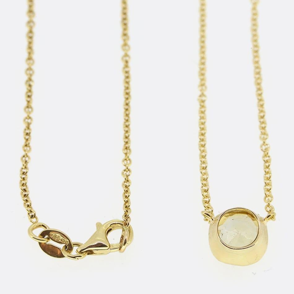 Il s'agit d'un magnifique collier à pendentifs en saphir. Le pendentif est orné d'un saphir jaune taillé en coussin et serti d'un chaton. Il a été réalisé en or jaune 18 carats et est suspendu à une chaîne de 15 cm. Le saphir est de très haute