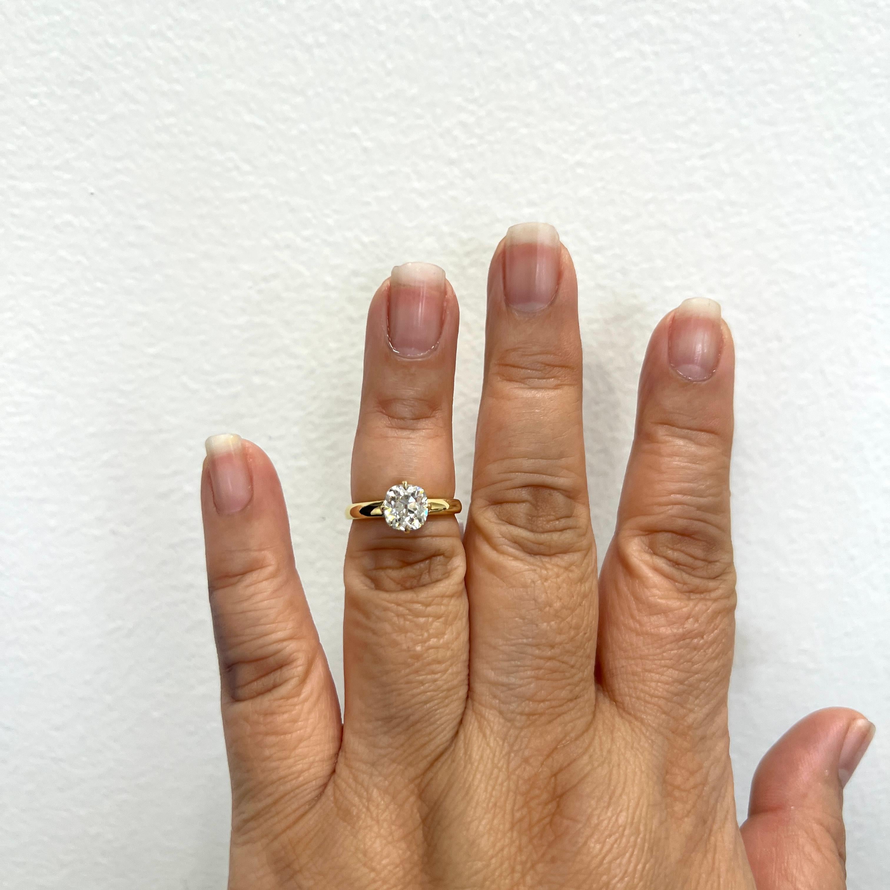 Magnifique coussin de diamants blancs de 1,50 ct.  Fabriqué à la main en or jaune 18k.  Bague de taille 6.