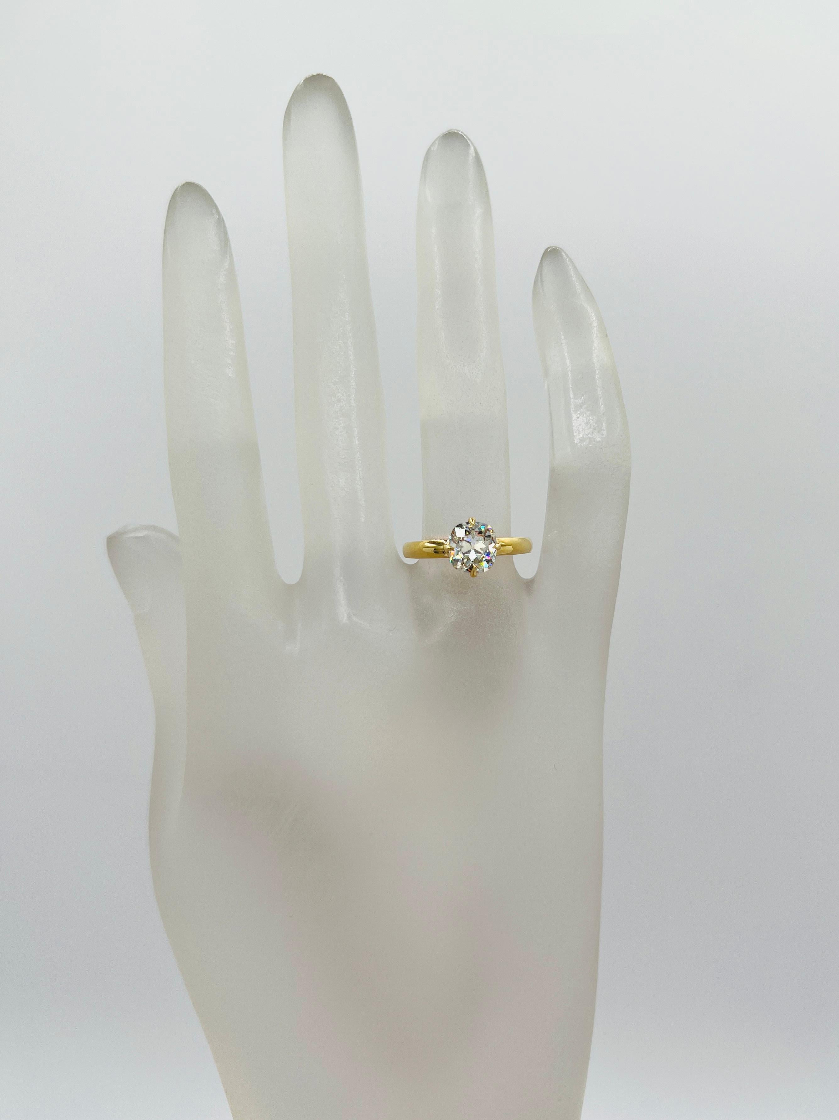 Taille coussin Bague solitaire en or jaune 18 carats, diamant blanc coussin de 1,50 carat en vente