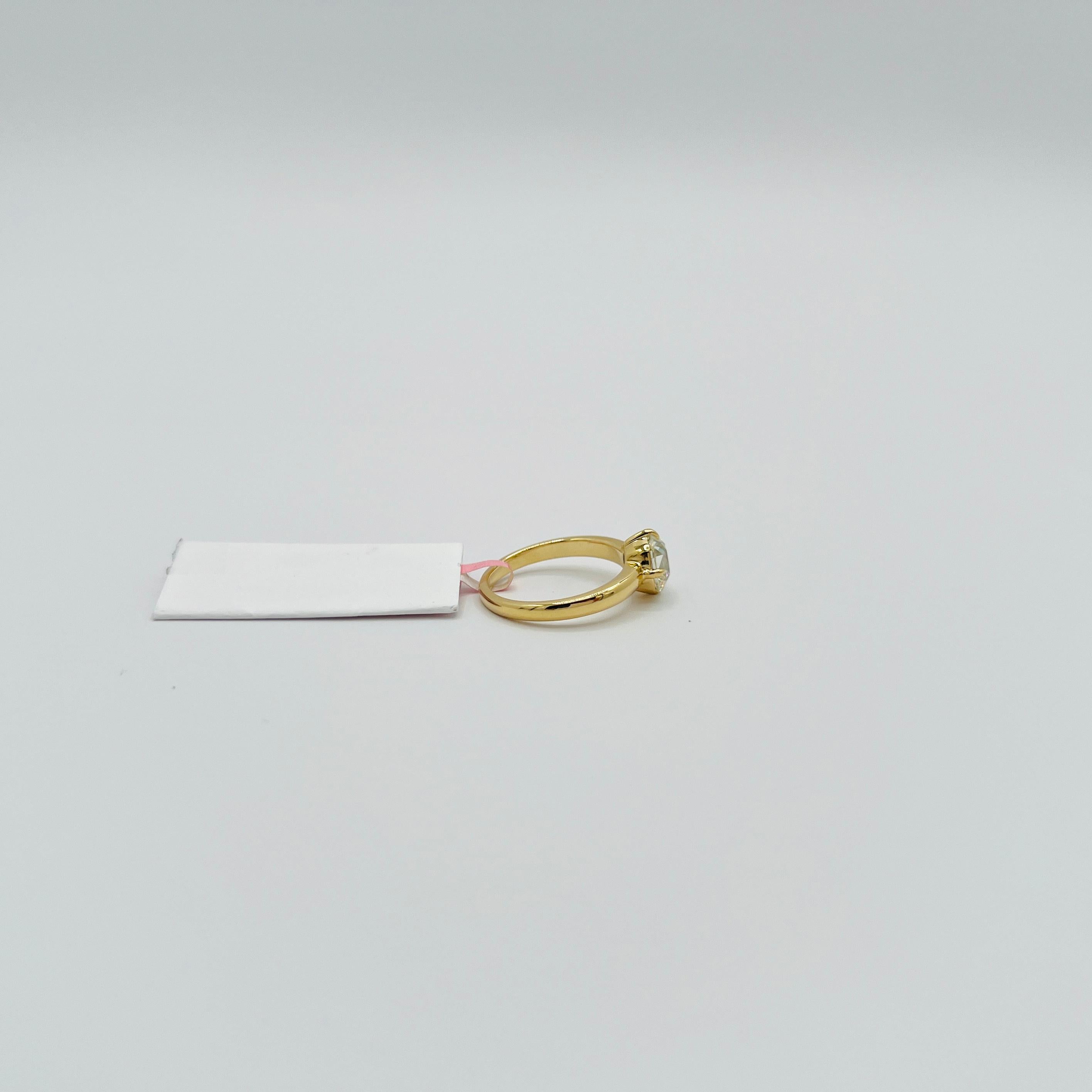 Bague solitaire en or jaune 18 carats, diamant blanc coussin de 1,50 carat en vente 1