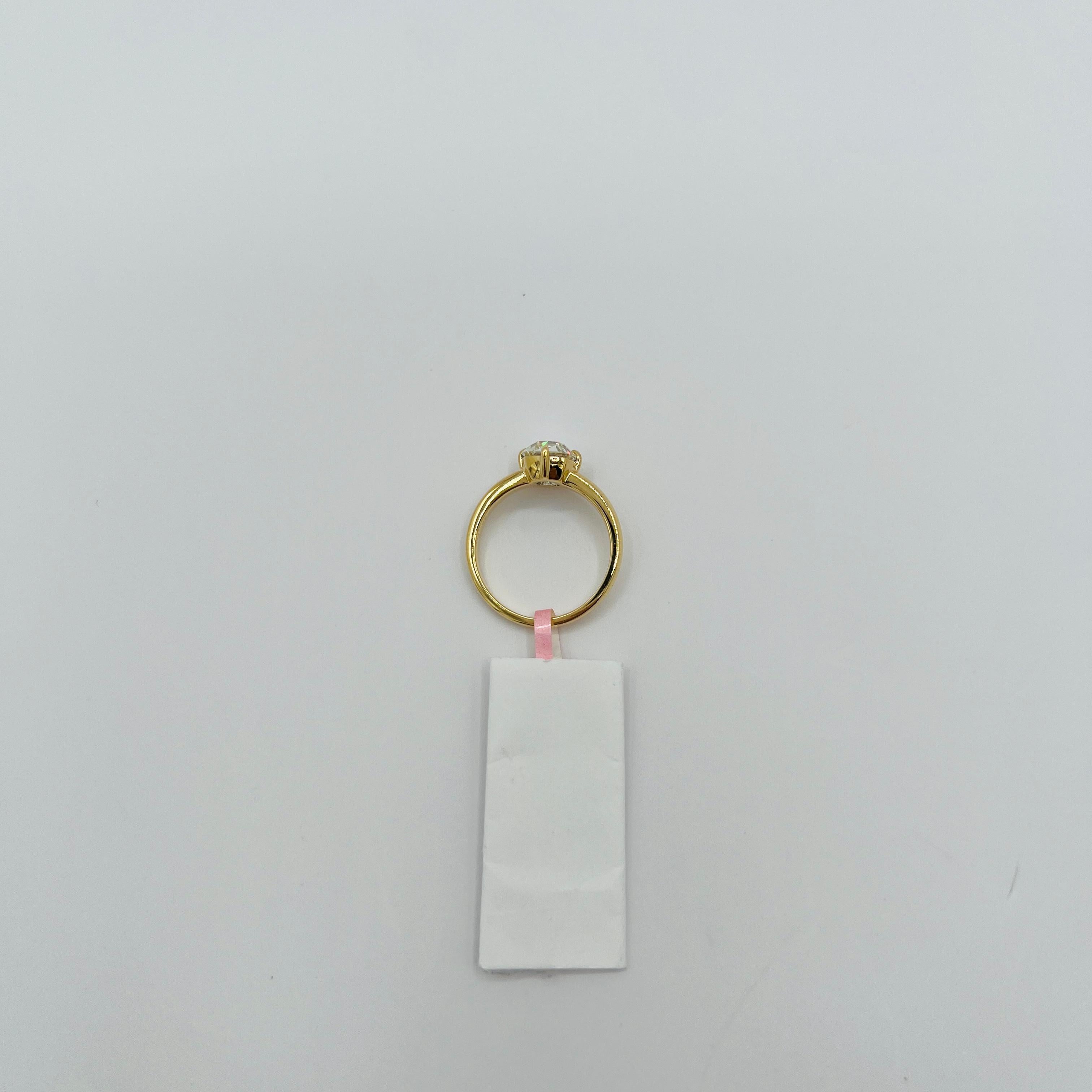 Bague solitaire en or jaune 18 carats, diamant blanc coussin de 1,50 carat en vente 2