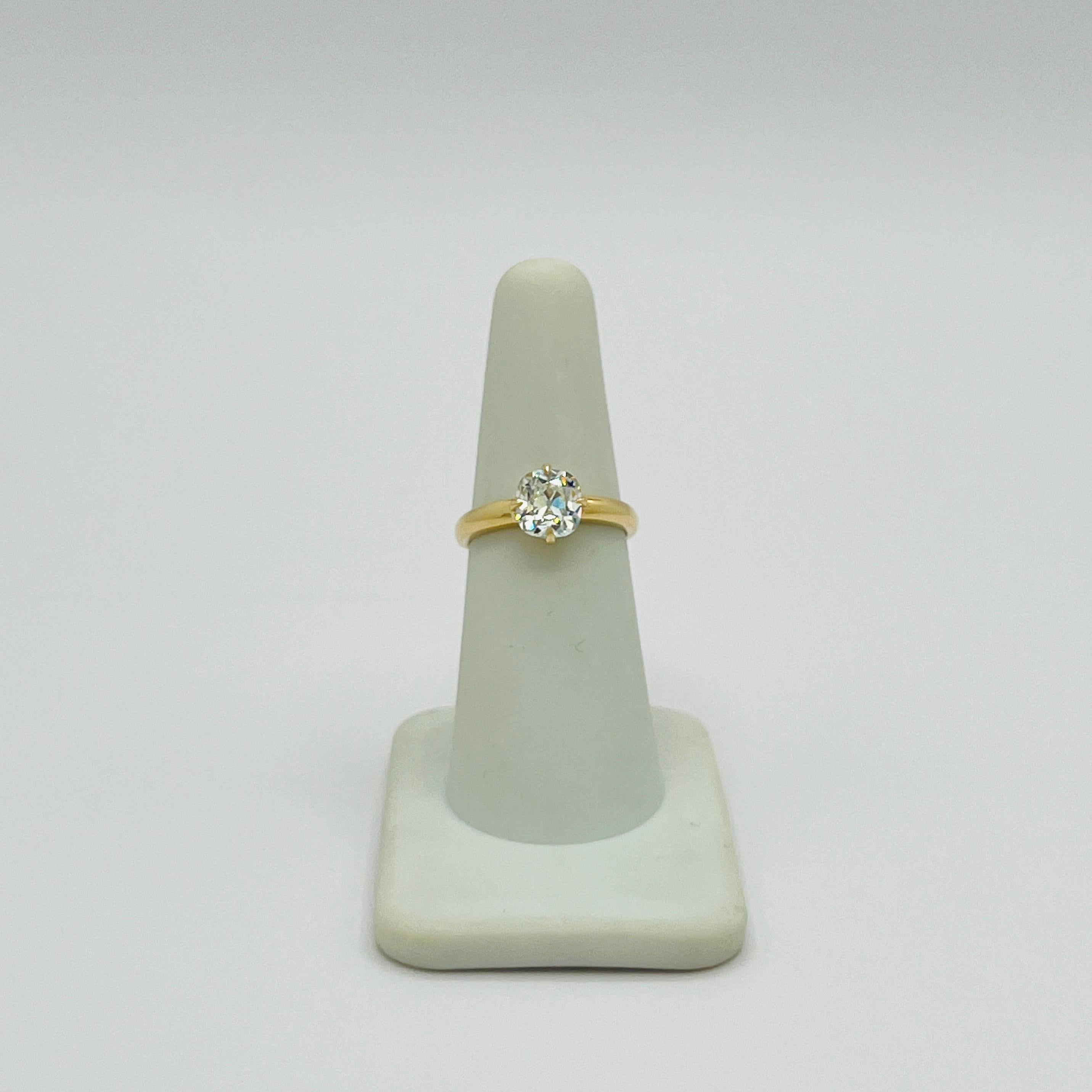 Bague solitaire en or jaune 18 carats, diamant blanc coussin de 1,50 carat en vente 3