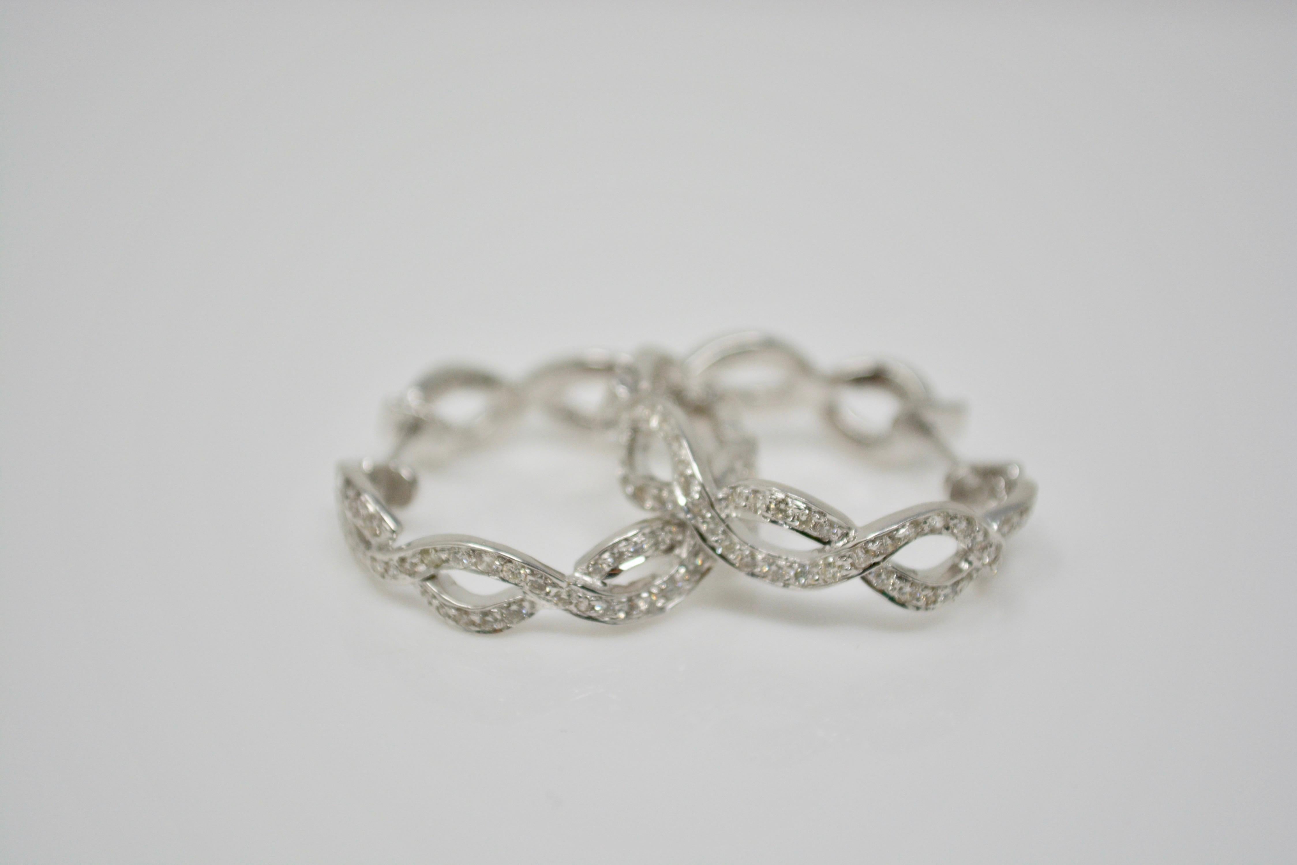 Orecchini a cerchio con diamante bianco da 1,50 carati in oro bianco 18 carati In condizioni Nuovo in vendita a New York, NY
