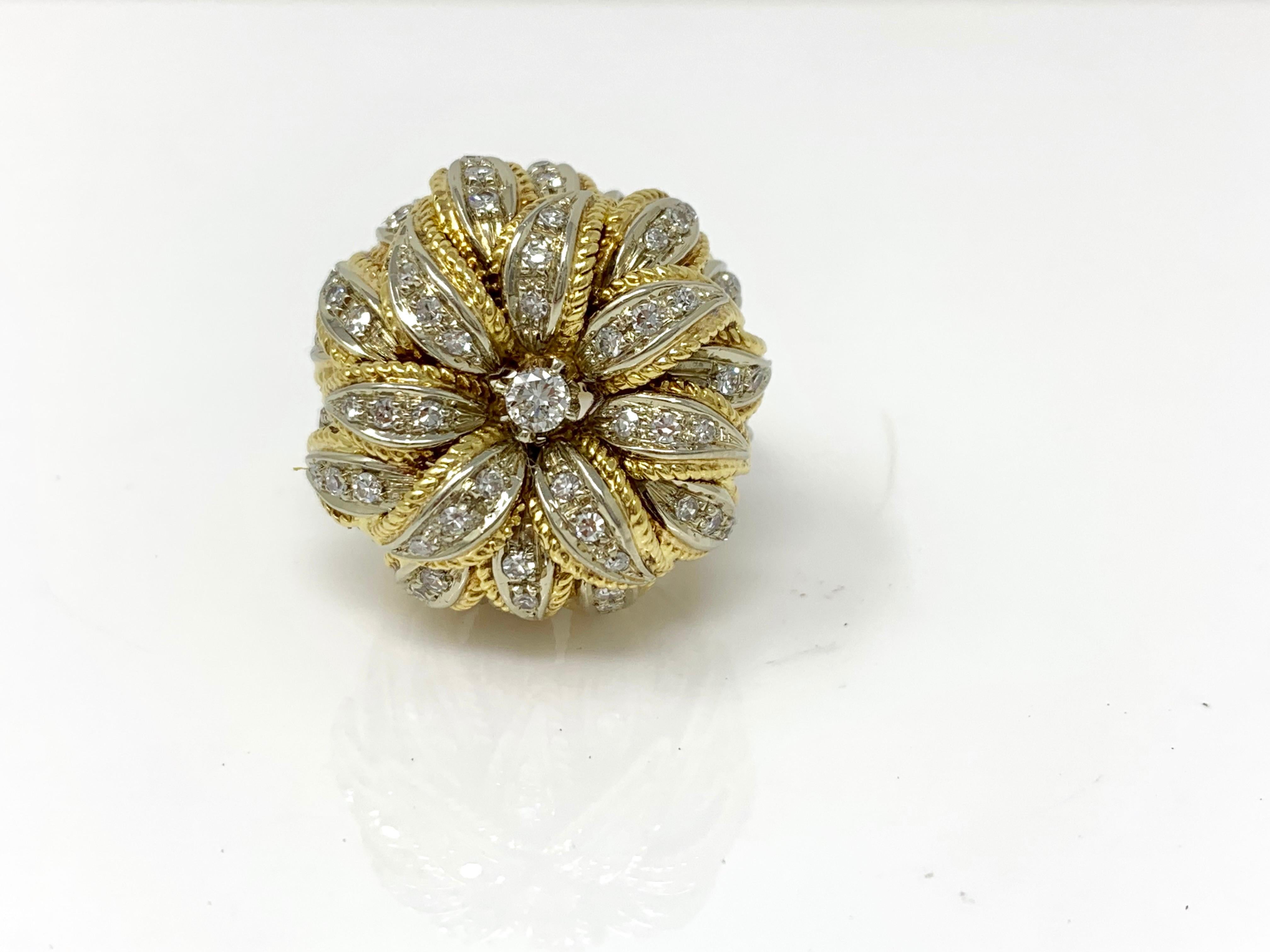 Round Cut 1.50 Carat White Round Brilliant Diamond Flower Ring in 18 Karat Gold For Sale