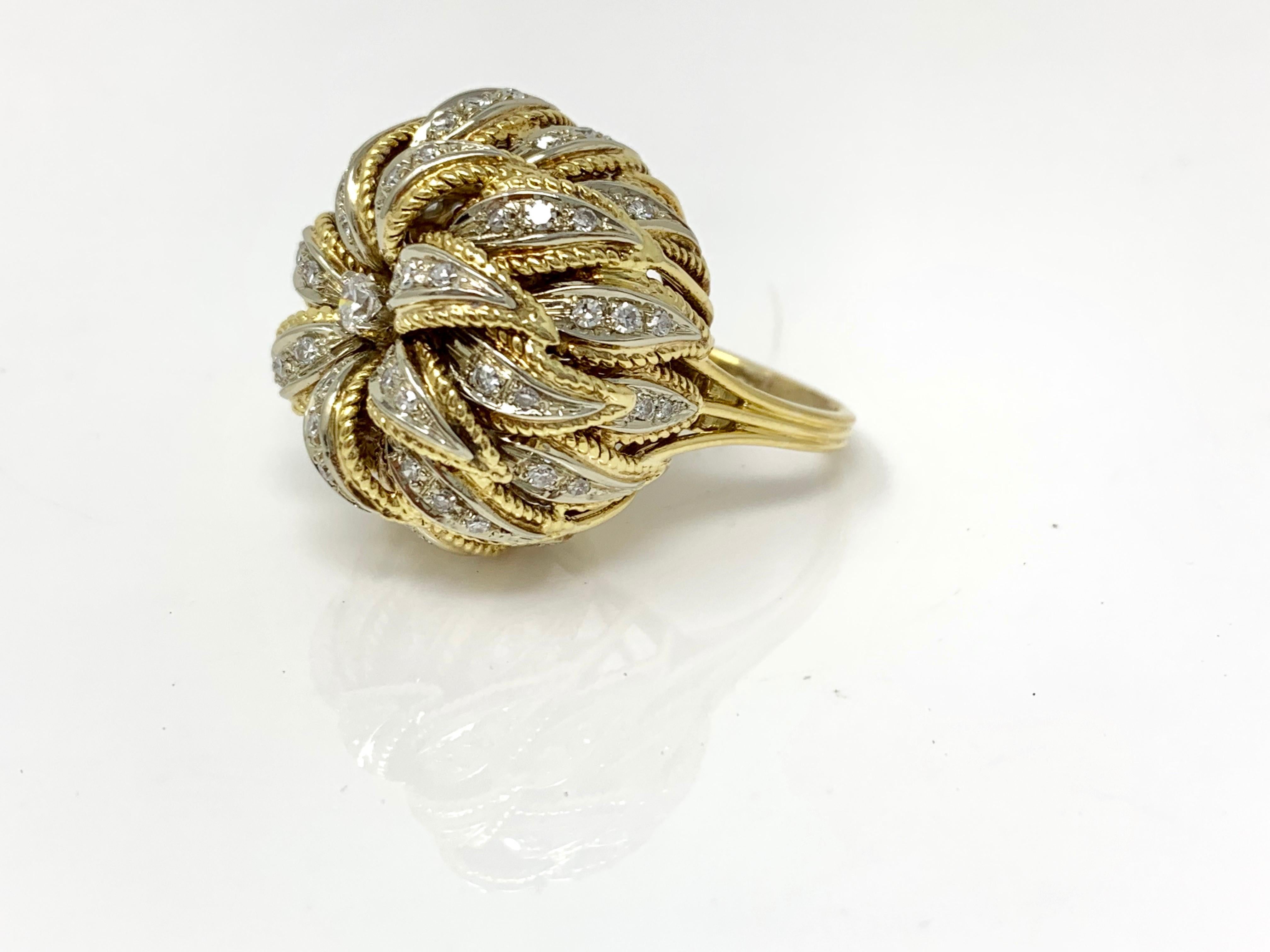 Women's 1.50 Carat White Round Brilliant Diamond Flower Ring in 18 Karat Gold For Sale