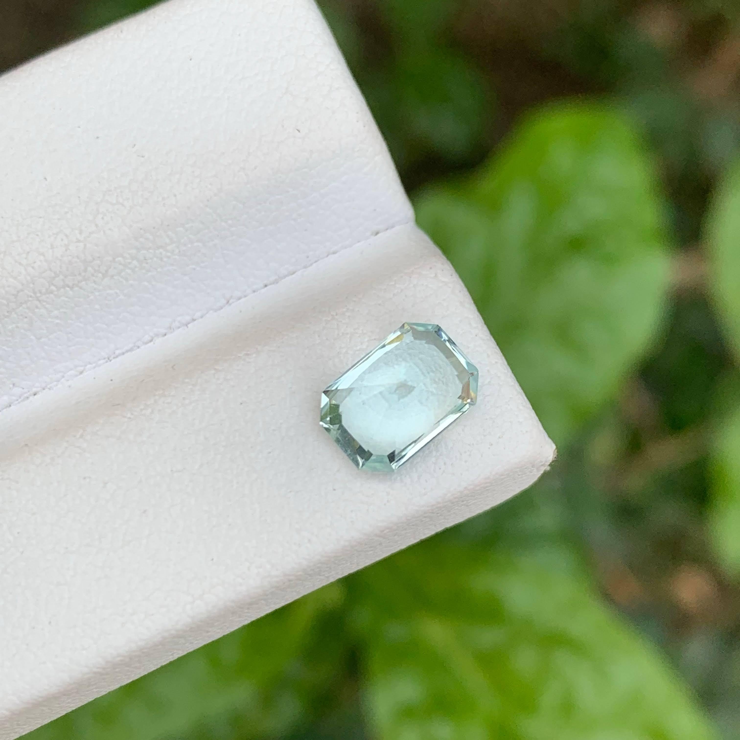 Women's or Men's 1.50 carats Aquamarine Stone Custom Precision Cut Natural Nigeria Gemstone For Sale