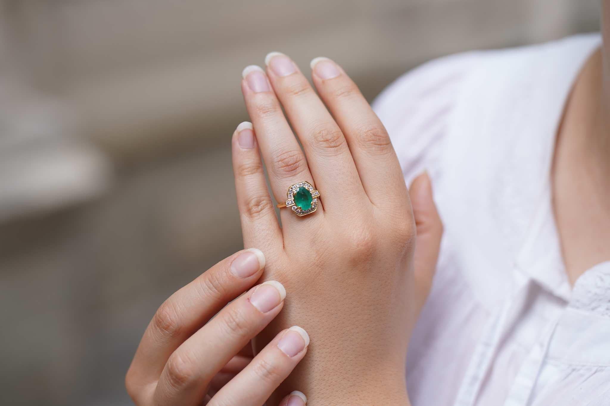 1.50 carats emerald and brilliant cuts diamonds ring For Sale 1