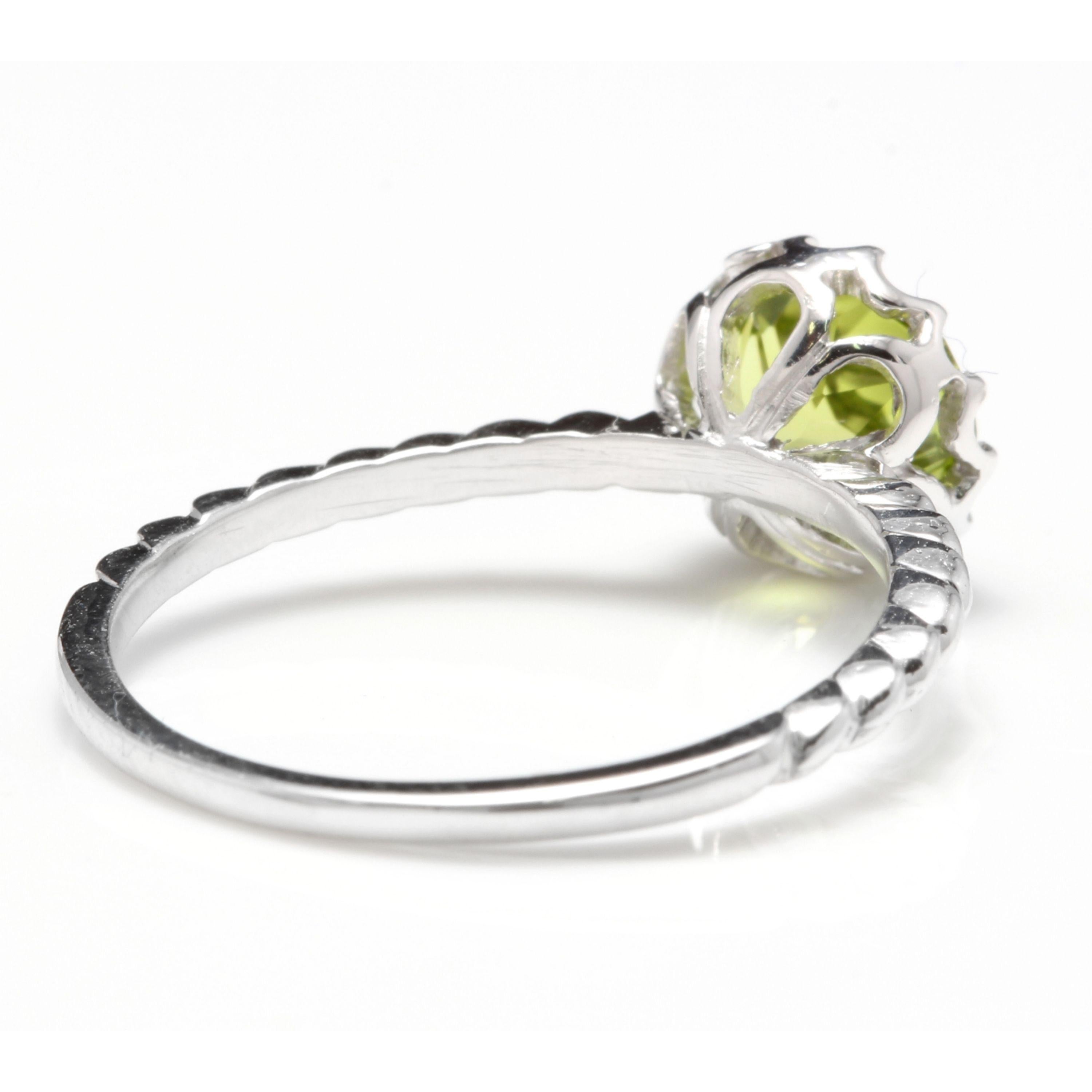 Anillo de oro blanco macizo de 14 quilates con un exquisito peridoto natural de 1,50 quilates

El peso total del peridoto natural es Aprox. 1,50 Quilates

Medidas del Peridoto: Aprox. 7.00mm

Tamaño del anillo: 7 (ofrecemos cambio de tamaño gratuito
