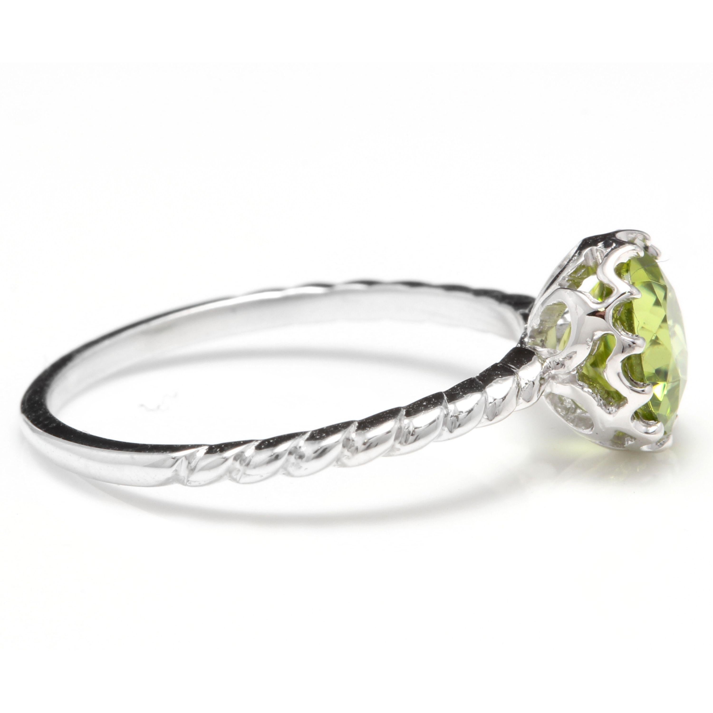 Anillo de oro blanco macizo de 14 quilates con un exquisito peridoto natural de 1,50 quilates Corte redondo en venta