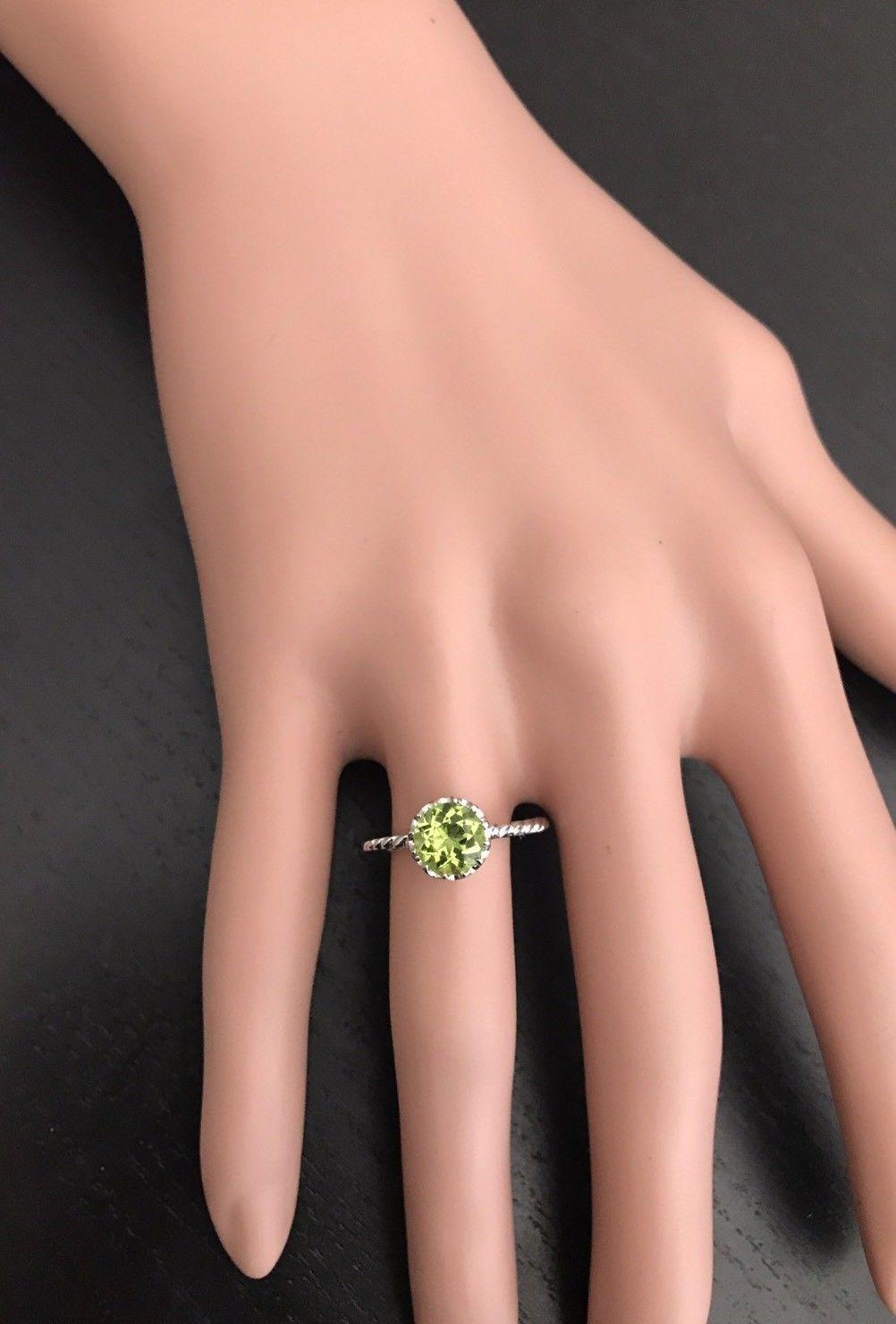 Anillo de oro blanco macizo de 14 quilates con un exquisito peridoto natural de 1,50 quilates en venta 1