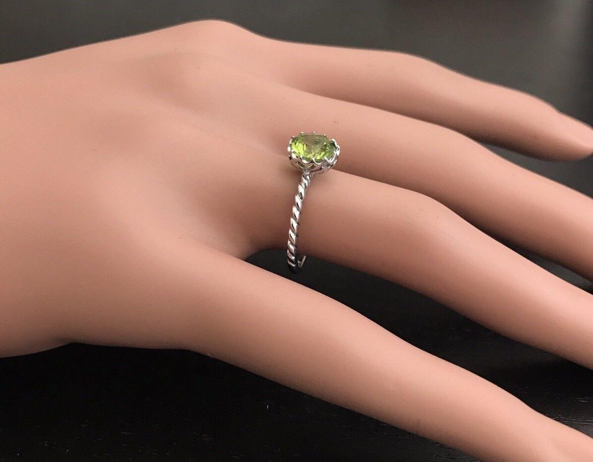 Anillo de oro blanco macizo de 14 quilates con un exquisito peridoto natural de 1,50 quilates en venta 2