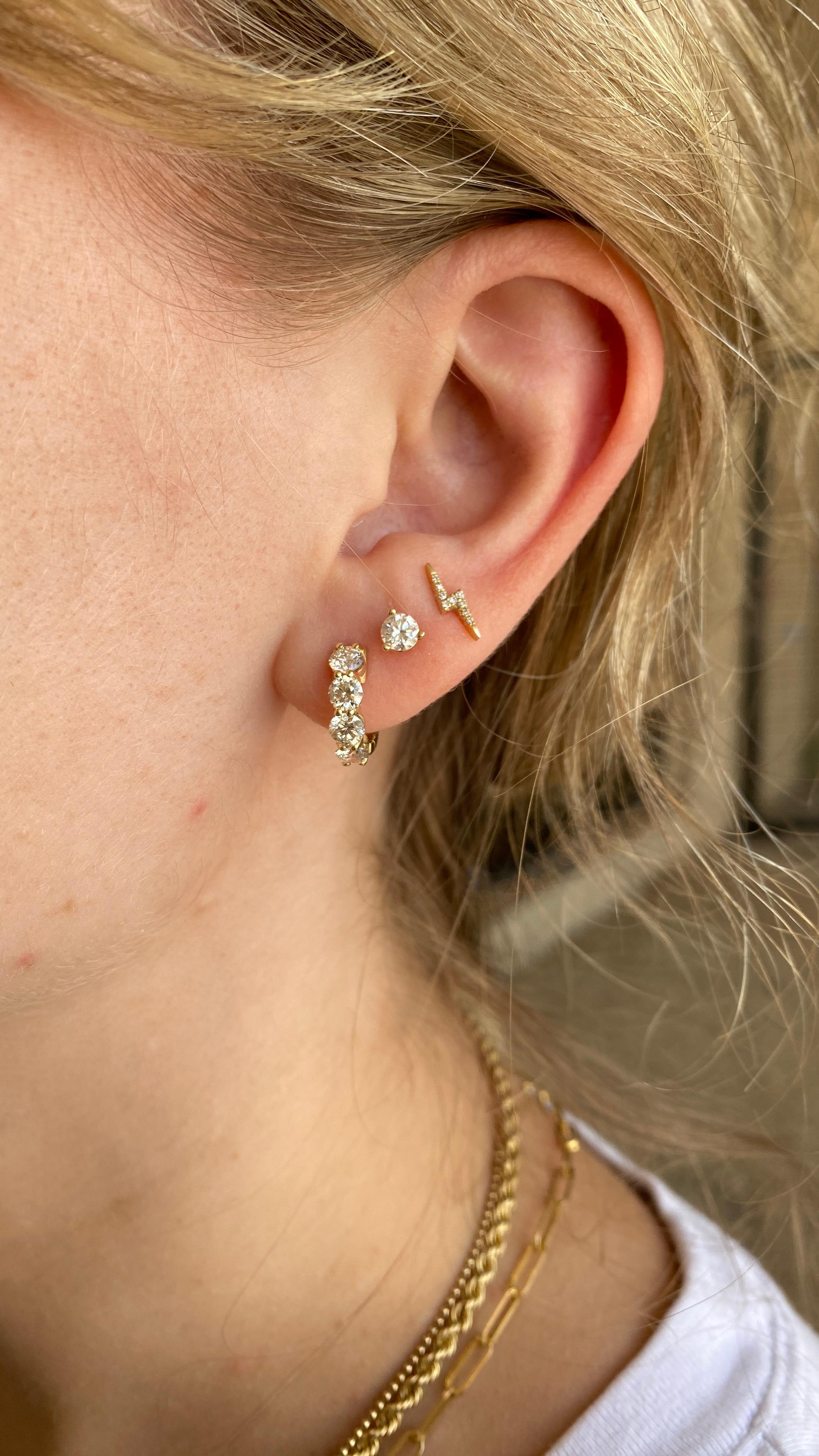 These small huggie hoop earrings have beautifully sized diamonds hugging each ear. Four round diamonds are set in each hoop totaling 1.50 carats (0.75 carats total for each earring).
The details for these fabulous earrings are listed below:
1