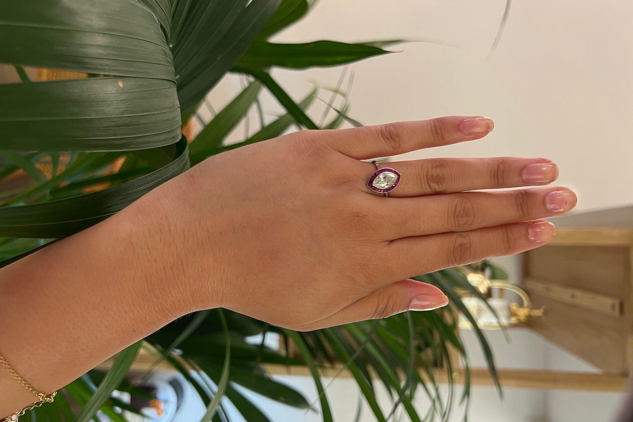 Bague marquise L/Vs2 avec diamant et rubis de 1,50 carat en vente 1