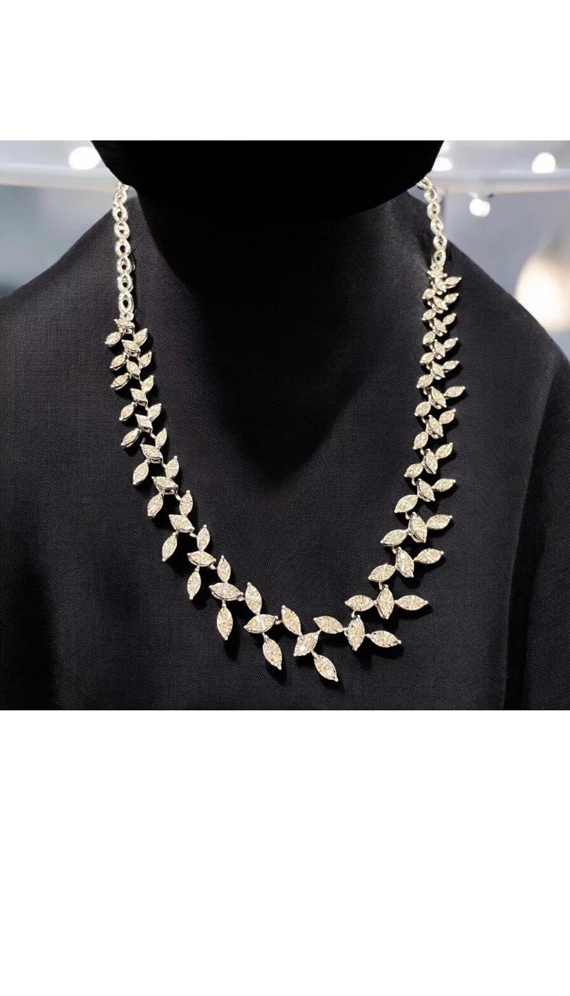 Questa splendida collana presenta 1,50 carati di diamanti naturali rotondi taglio brillante incastonati in stile pavé su un girocollo in oro bianco 14K. La collana misura 16 pollici e può essere personalizzata in base alla lunghezza desiderata. I