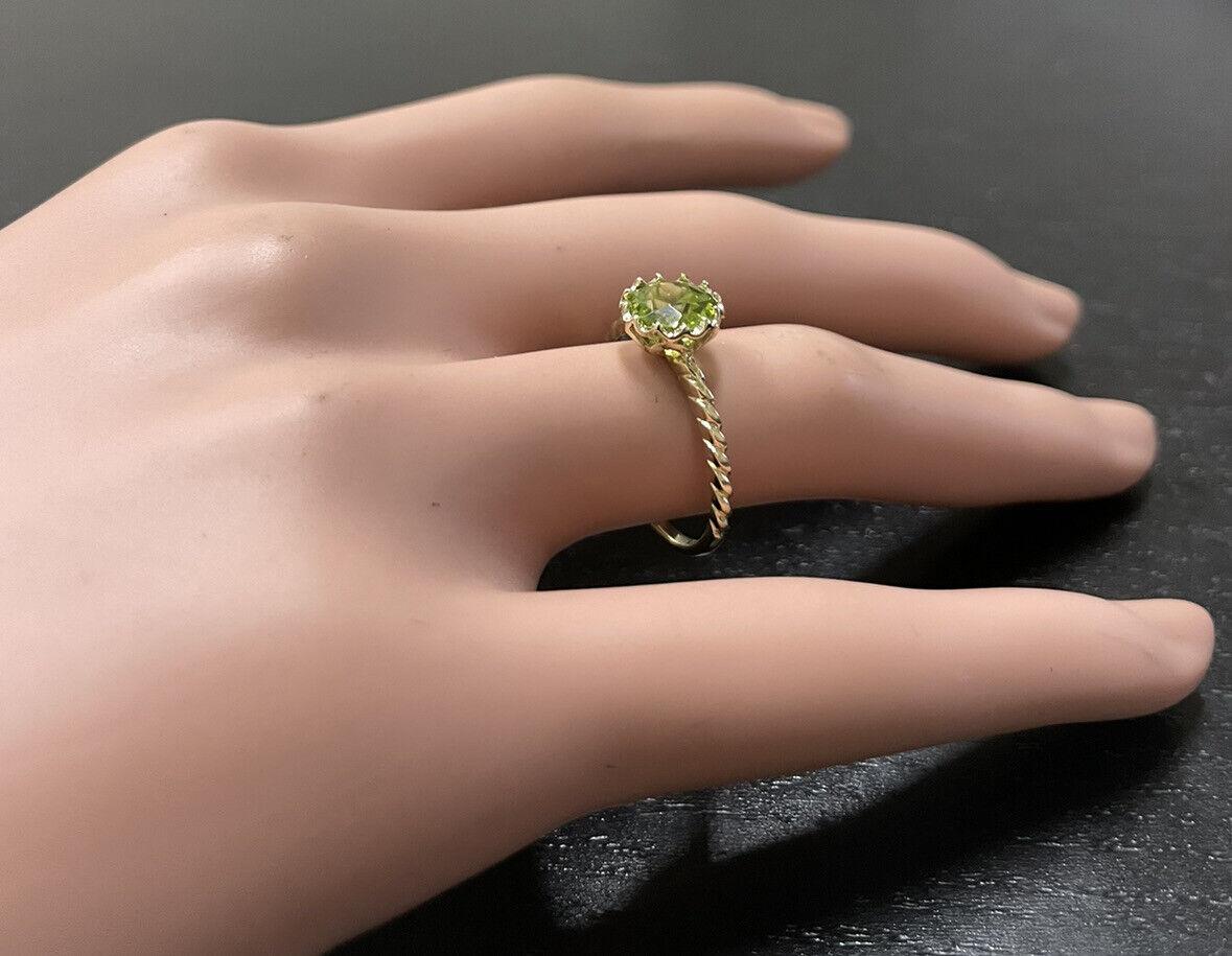 Women's 1.50 Carats Natural Peridot 14K Solid Yellow Gold Ring For Sale